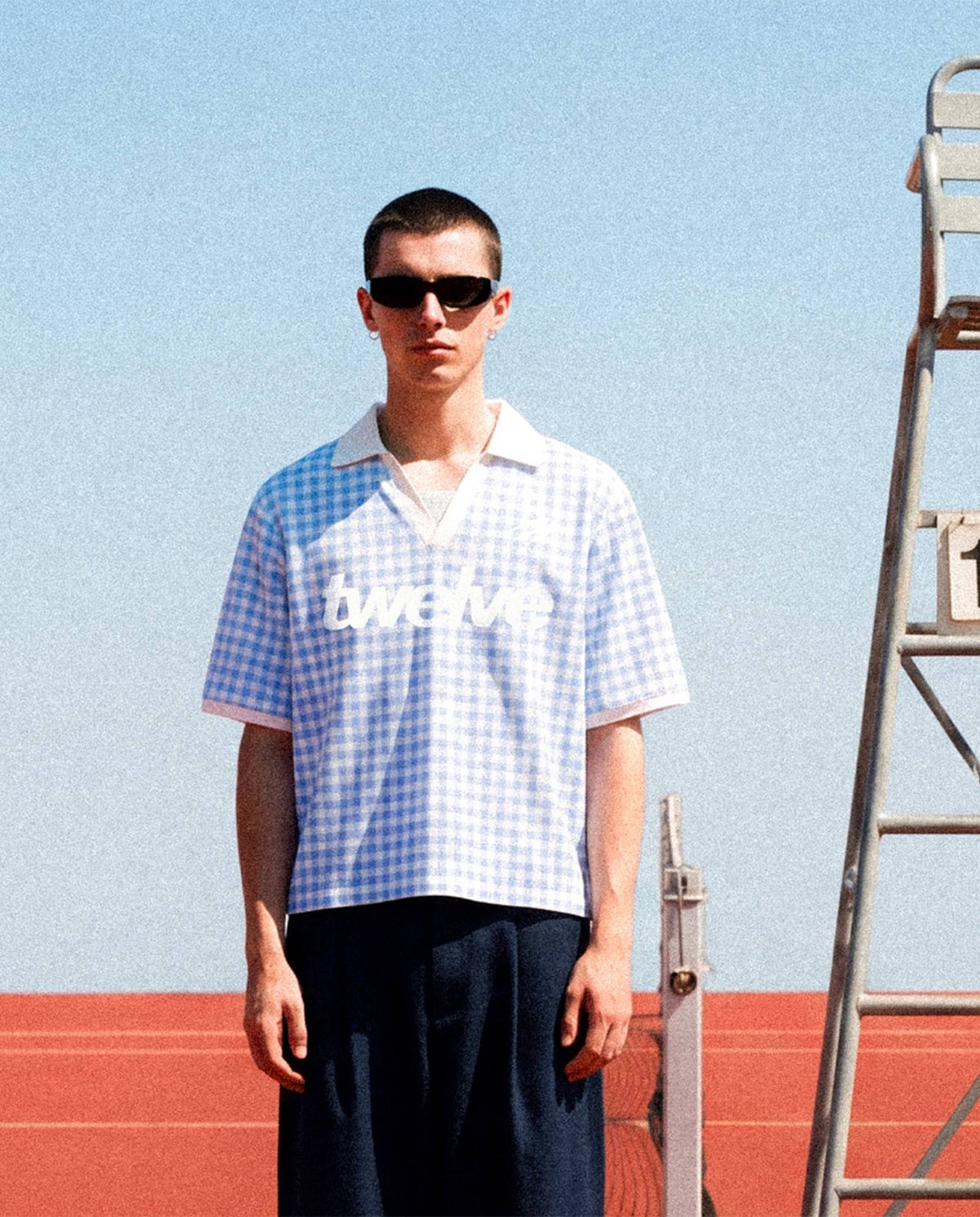 Twelve Club Tee – Baby Blue, tenis kortu kampanya çekimi