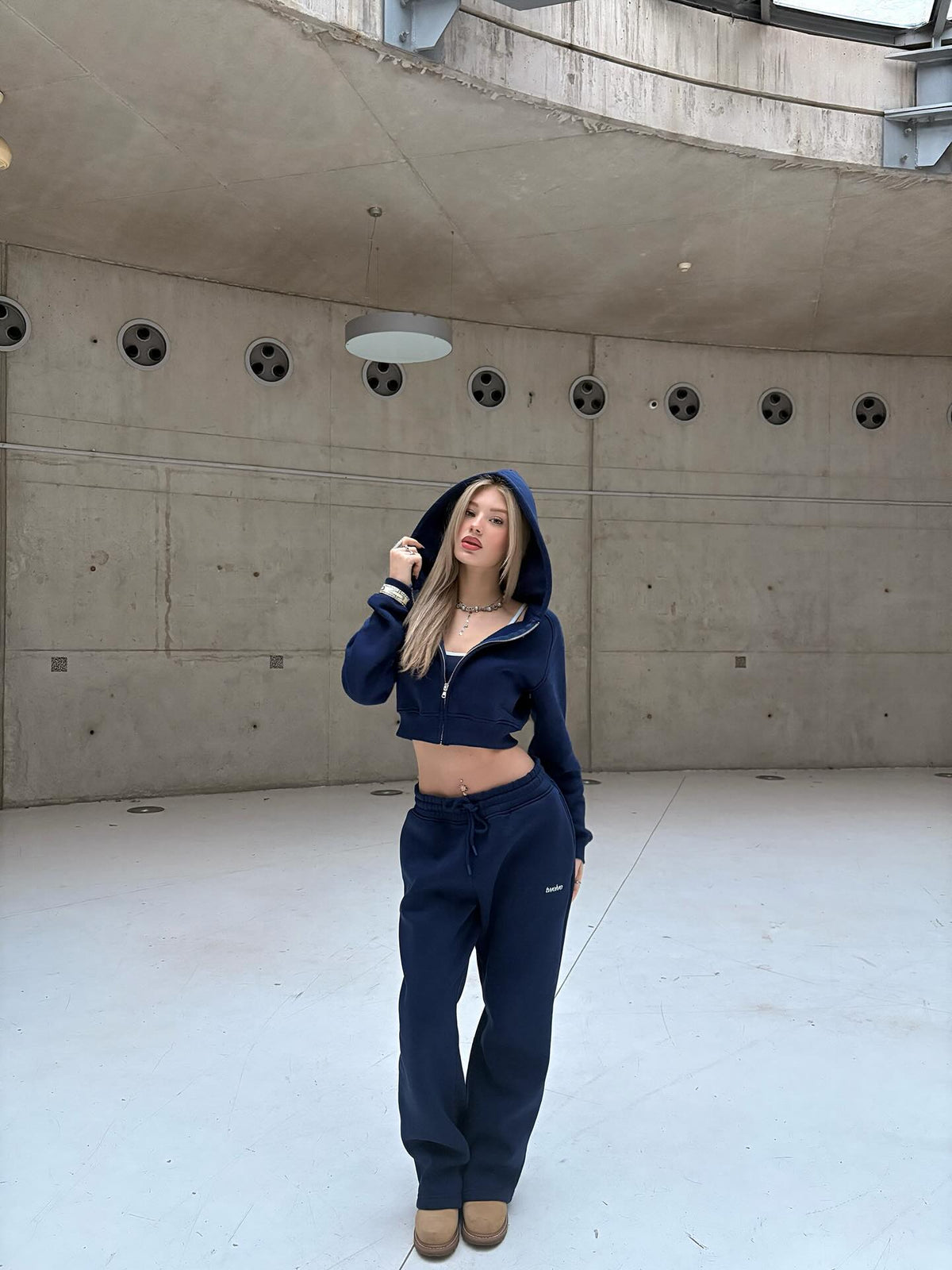 Twelve Cropped Zip Hoodie – lacivert takım, dış mekân çekimi