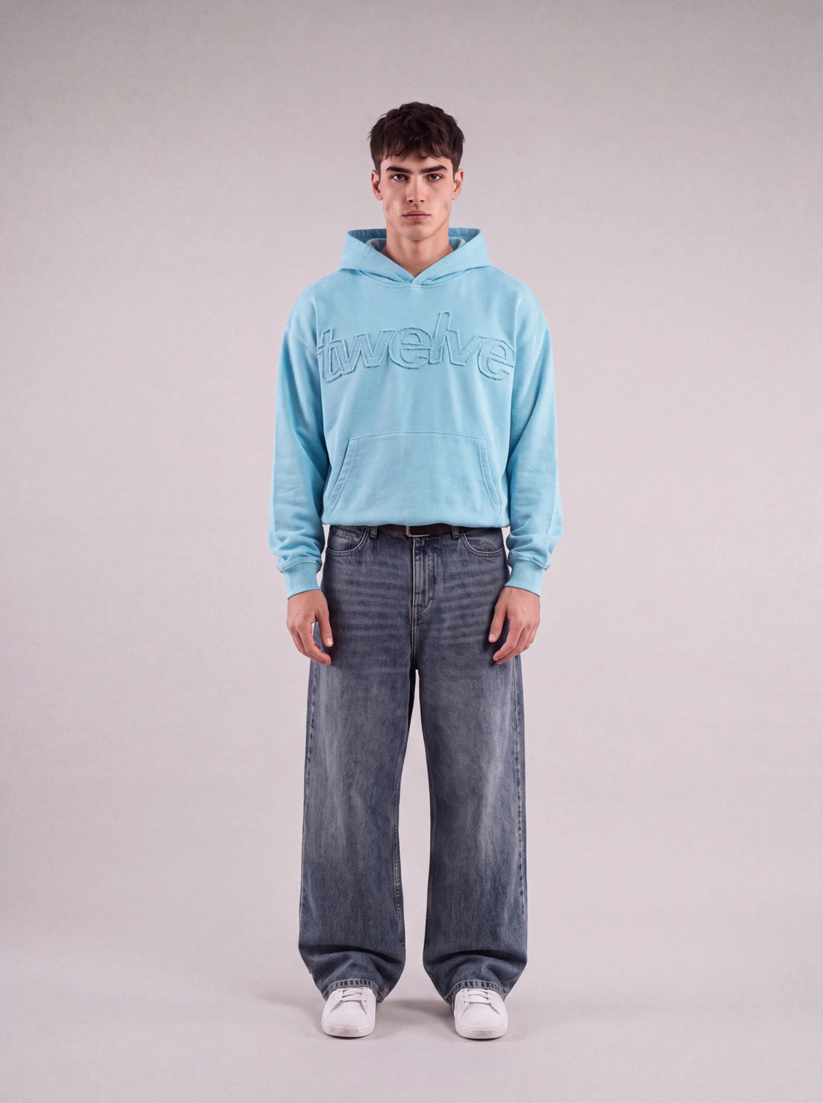 Twelve Distress Hoodie – Baby Blue – model üzerinde, erkek