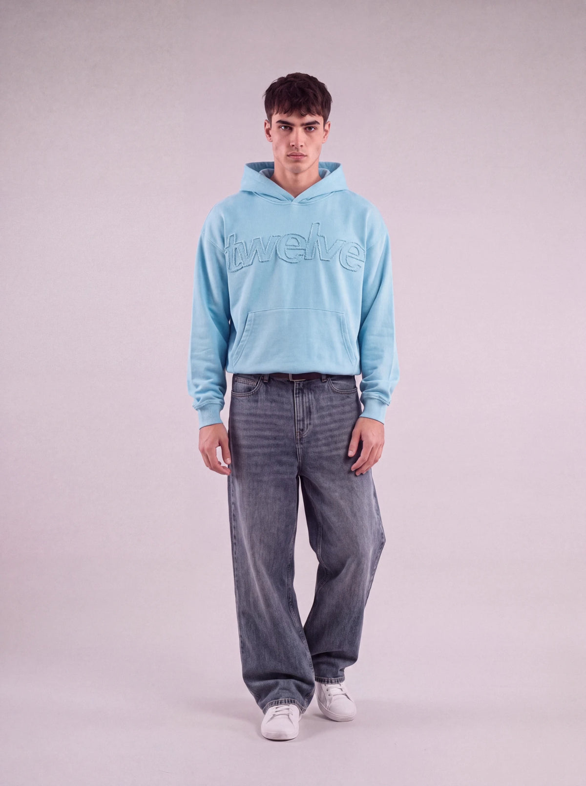 Twelve Distress Hoodie – Baby Blue – model üzerinde, erkek