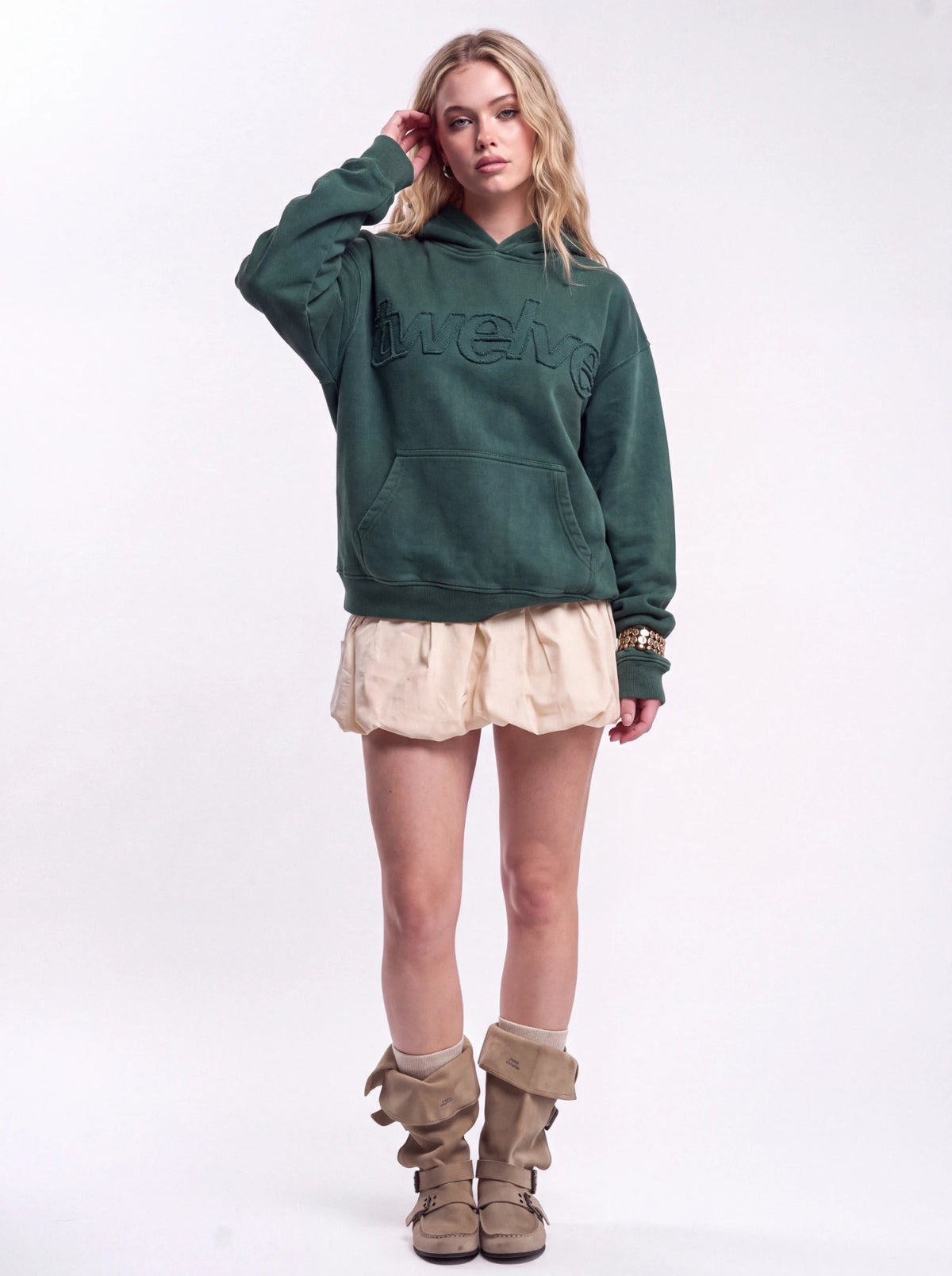 Twelve Distress Hoodie – Green – model üzerinde, kadın