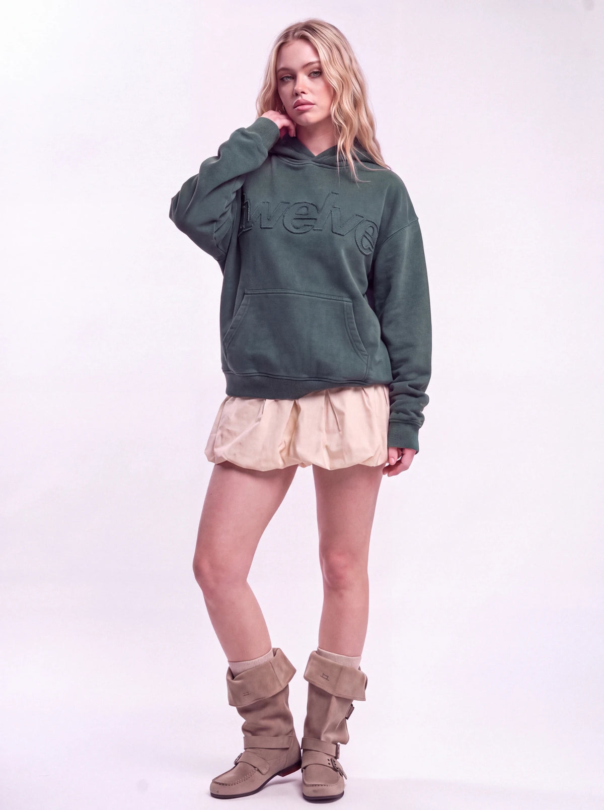 Twelve Distress Hoodie – Green – model üzerinde, kadın