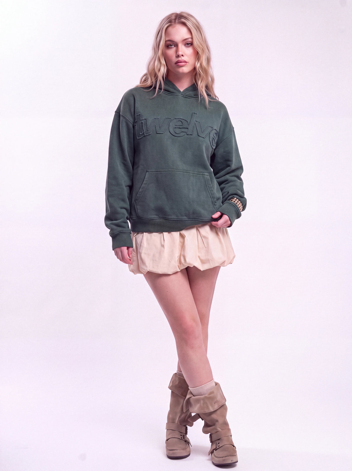 Twelve Distress Hoodie – Green – model üzerinde, kadın