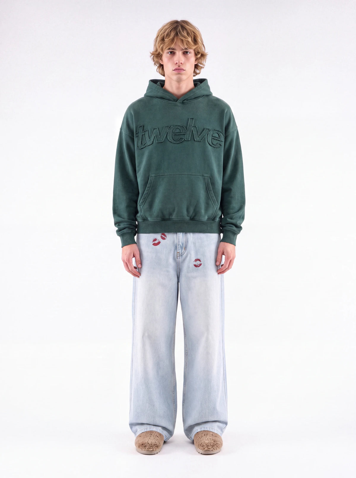 Twelve Distress Hoodie – Green – model üzerinde, erkek