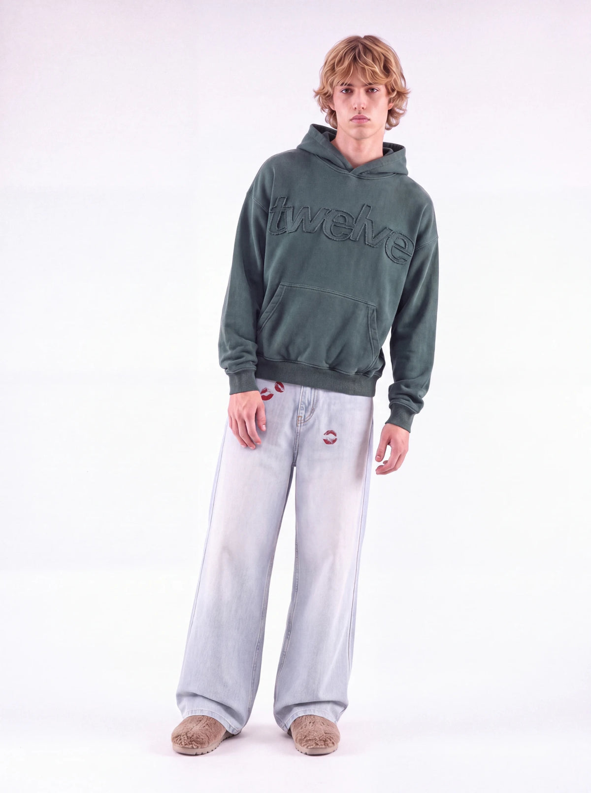 Twelve Distress Hoodie – Green – model üzerinde, erkek