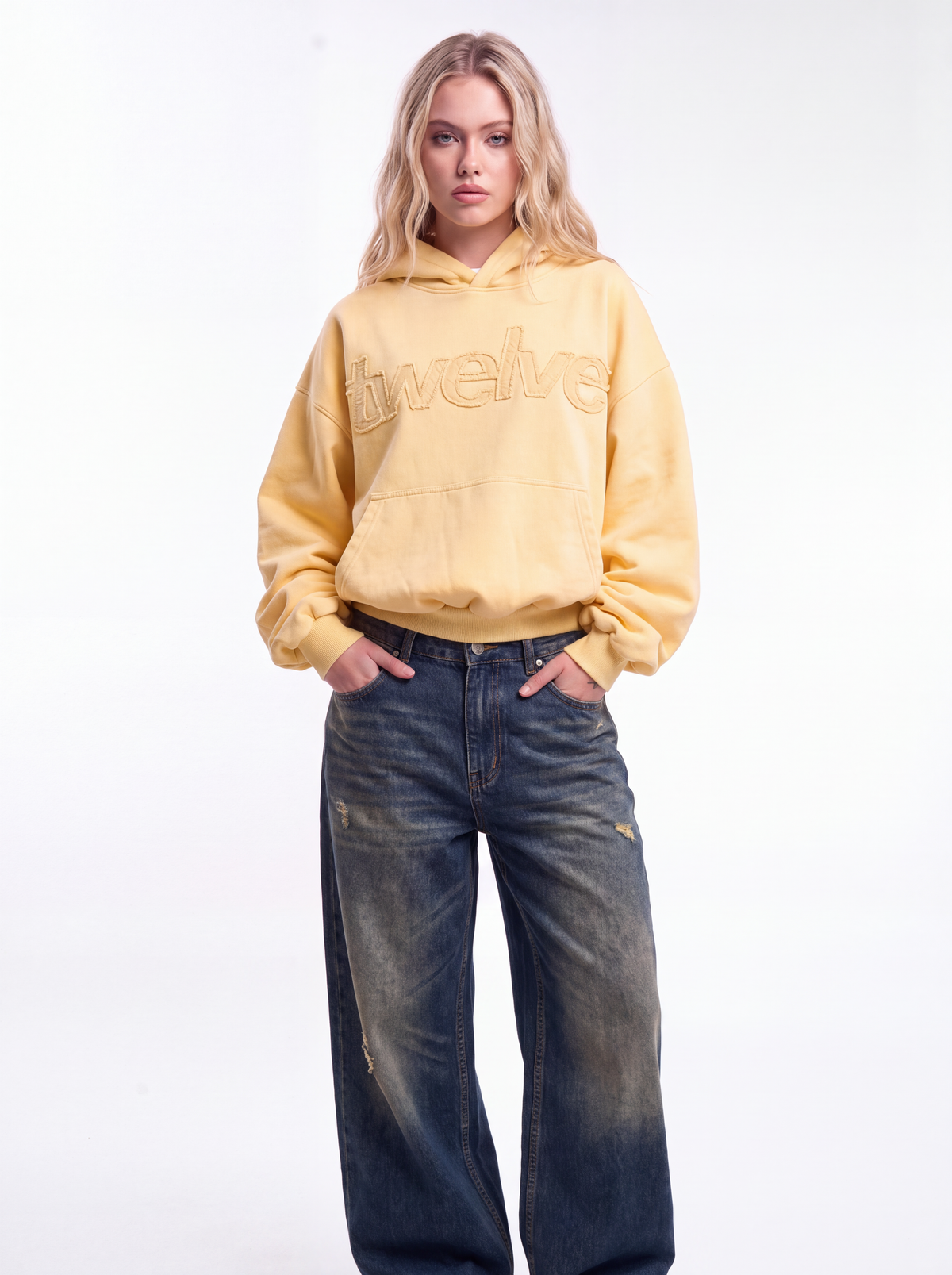 Twelve Distress Hoodie – Pale Banana – model üzerinde, kadın
