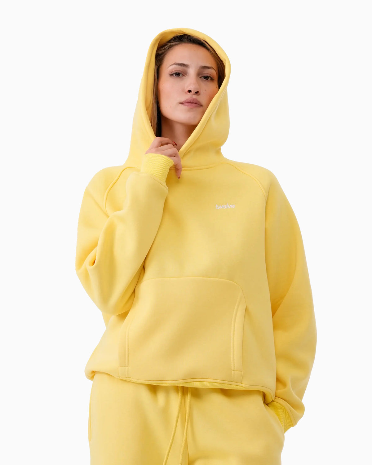 Twelve Hoodie – Buttercream – model üzerinde