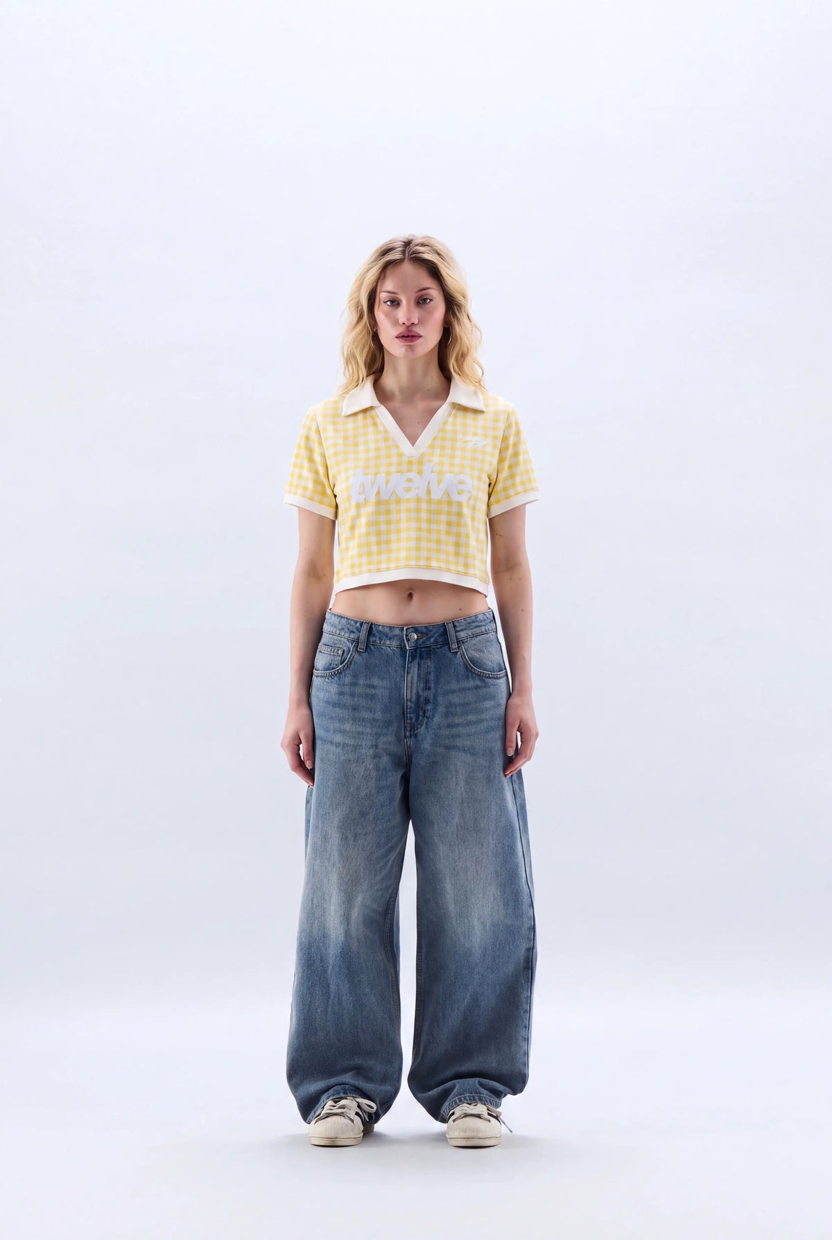 Twelve Club Cropped Tee – Yellow – model üzerinde