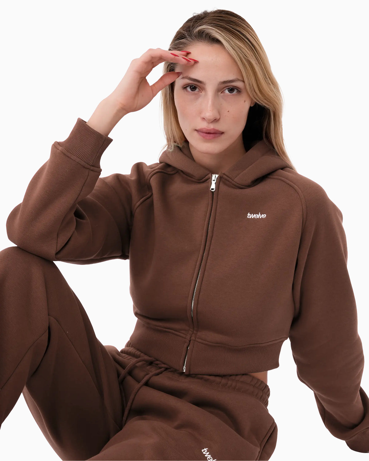 Twelve Cropped Zip Hoodie – Chocolate Brown – model üzerinde