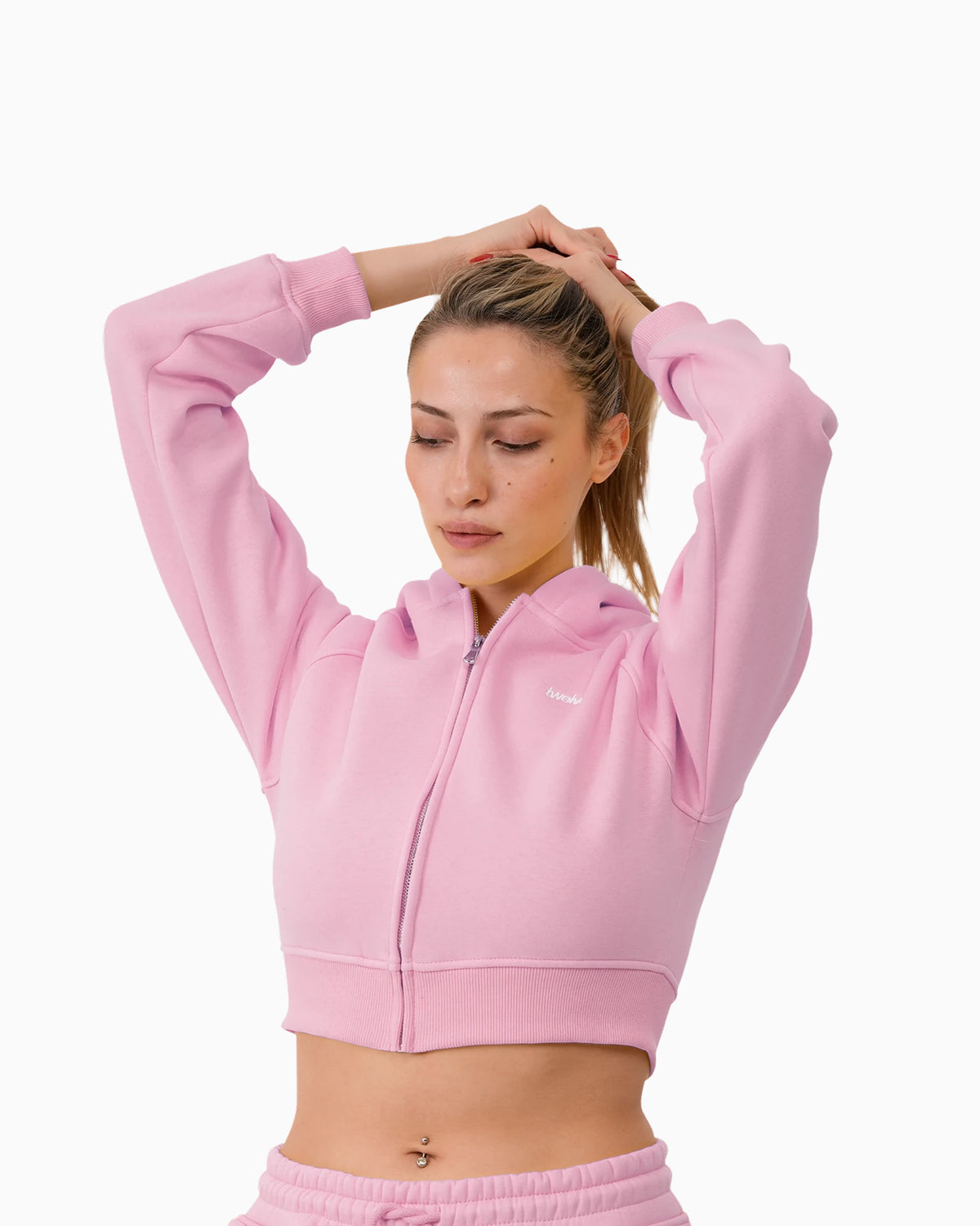 Twelve Cropped Zip Hoodie – Baby Pink – model üzerinde