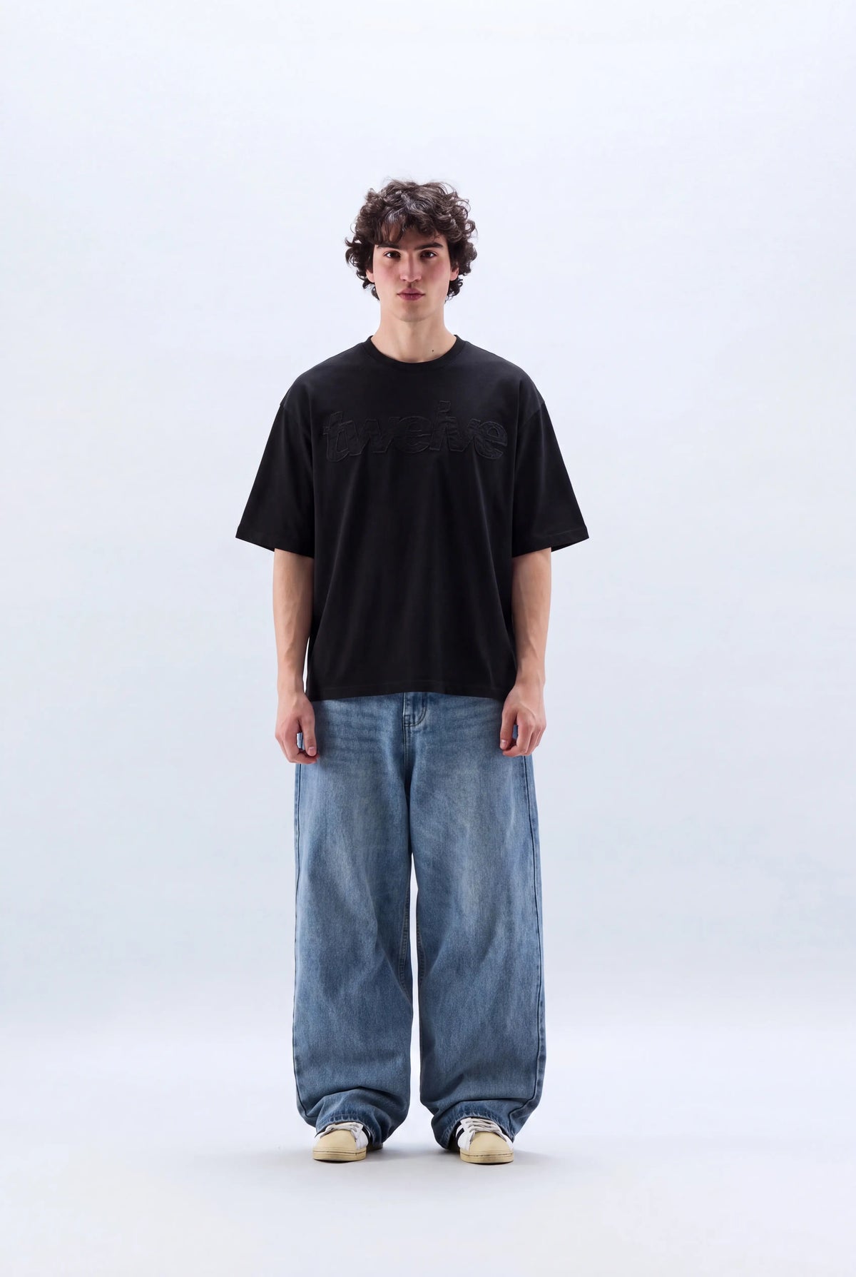Twelve Distress Tee – Washed Black – model üzerinde
