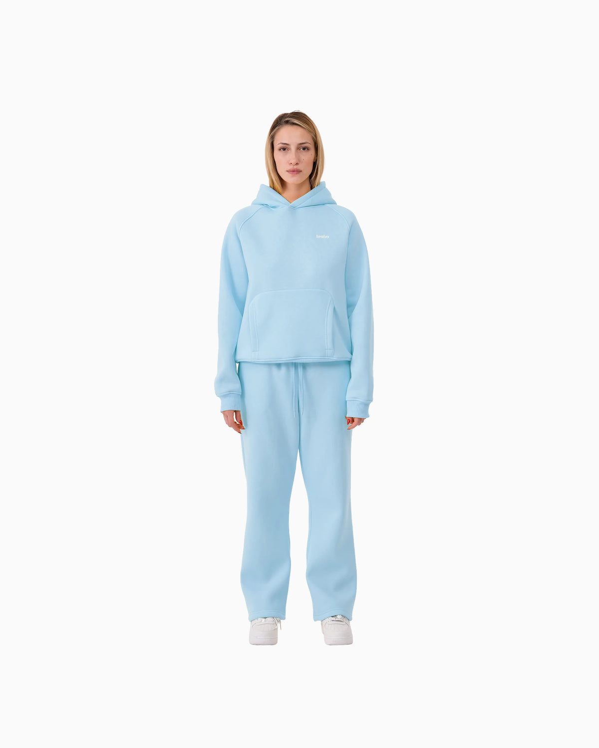 Twelve Hoodie – Baby Blue – model üzerinde