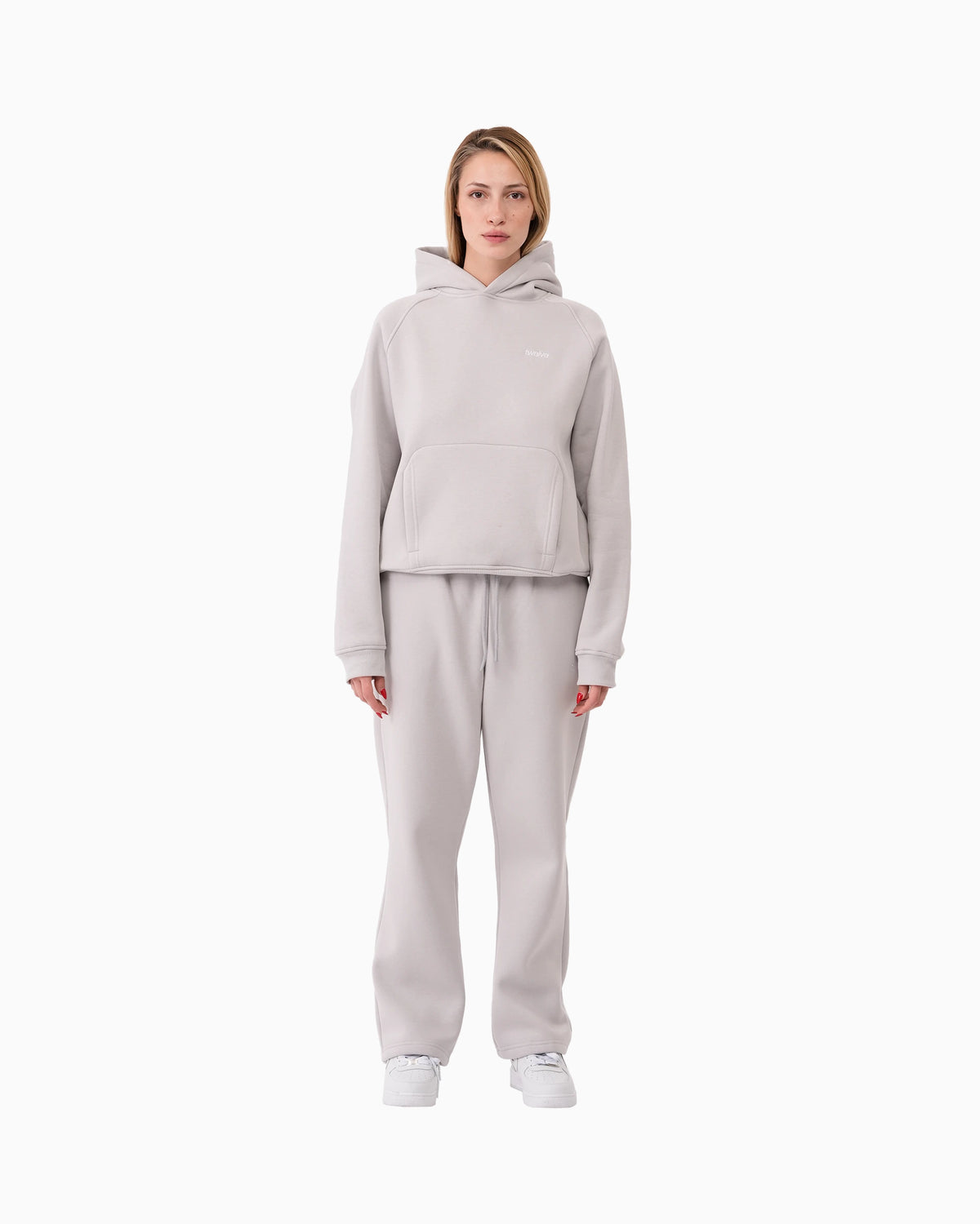 Twelve Hoodie – Smoke Grey – model üzerinde