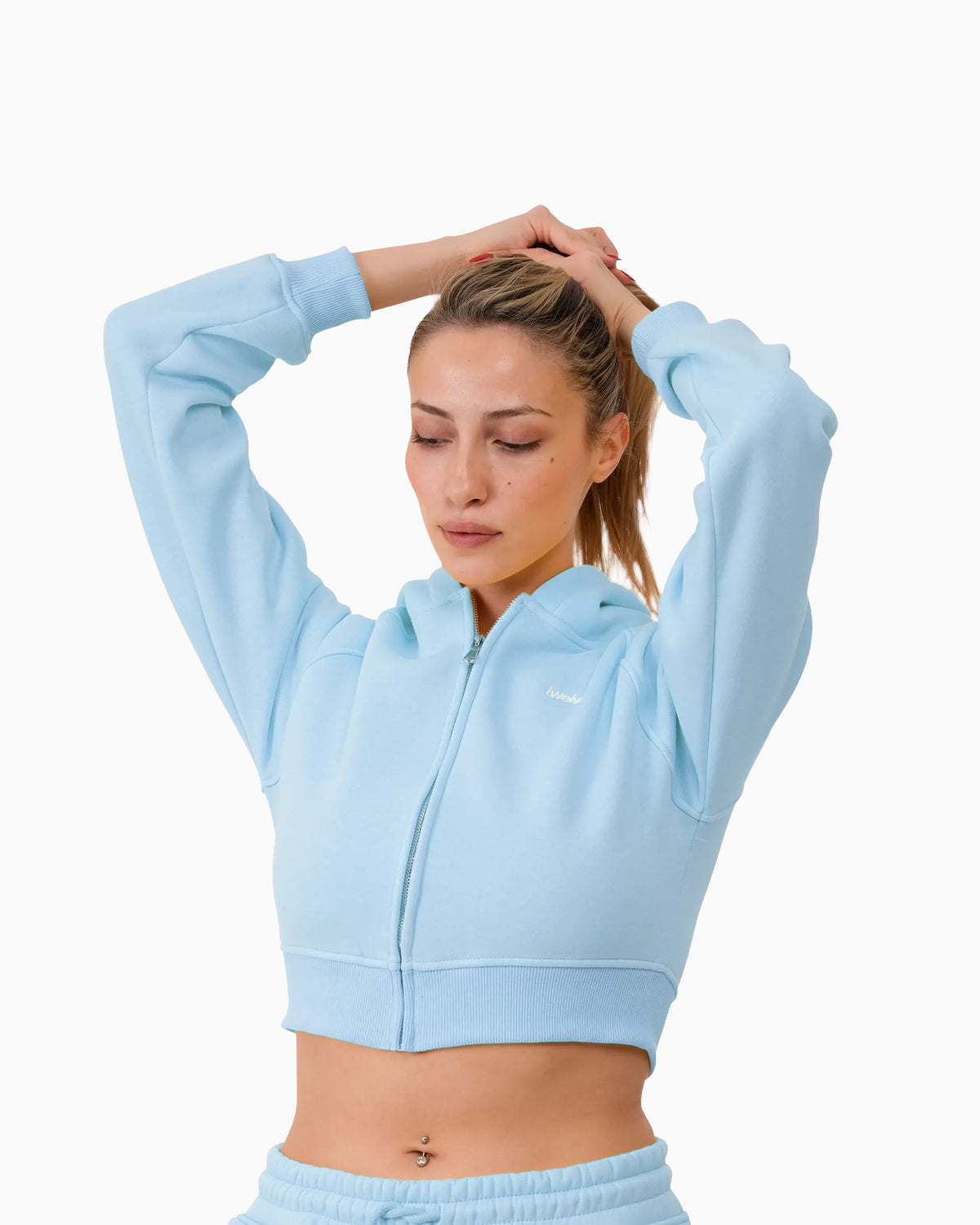 Twelve Cropped Zip Hoodie – Baby Blue – model üzerinde