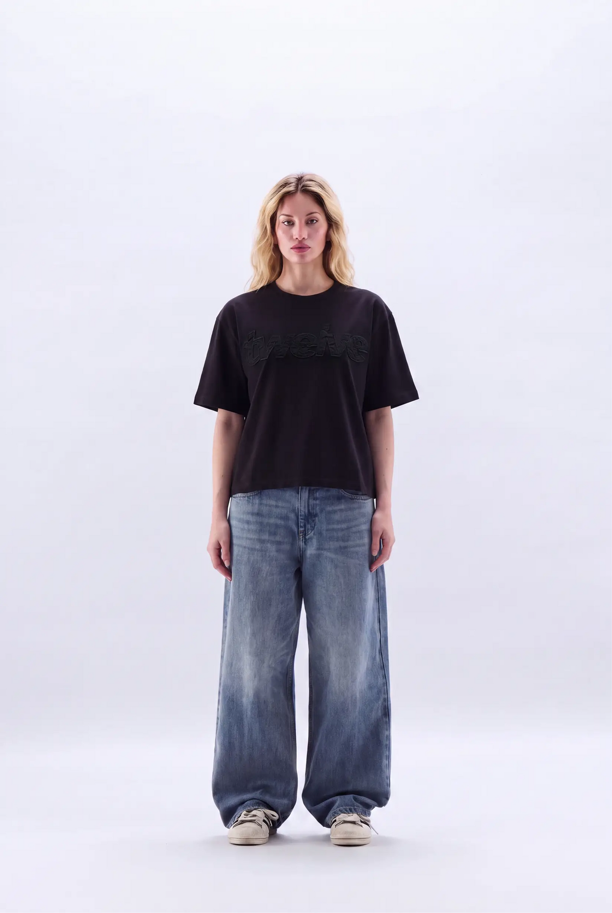 Twelve Distress Tee – Washed Black – model üzerinde