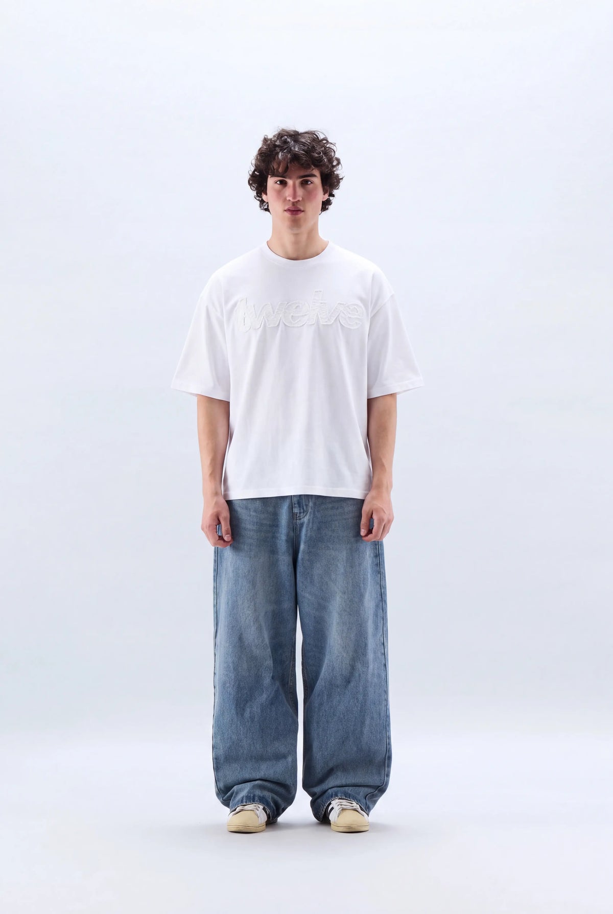 Twelve Distress Tee – Off White – model üzerinde