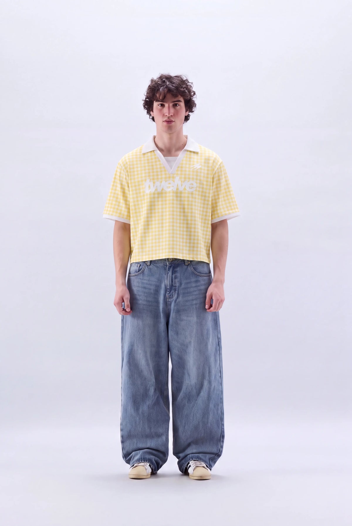 Twelve Club Tee – Yellow – model üzerinde