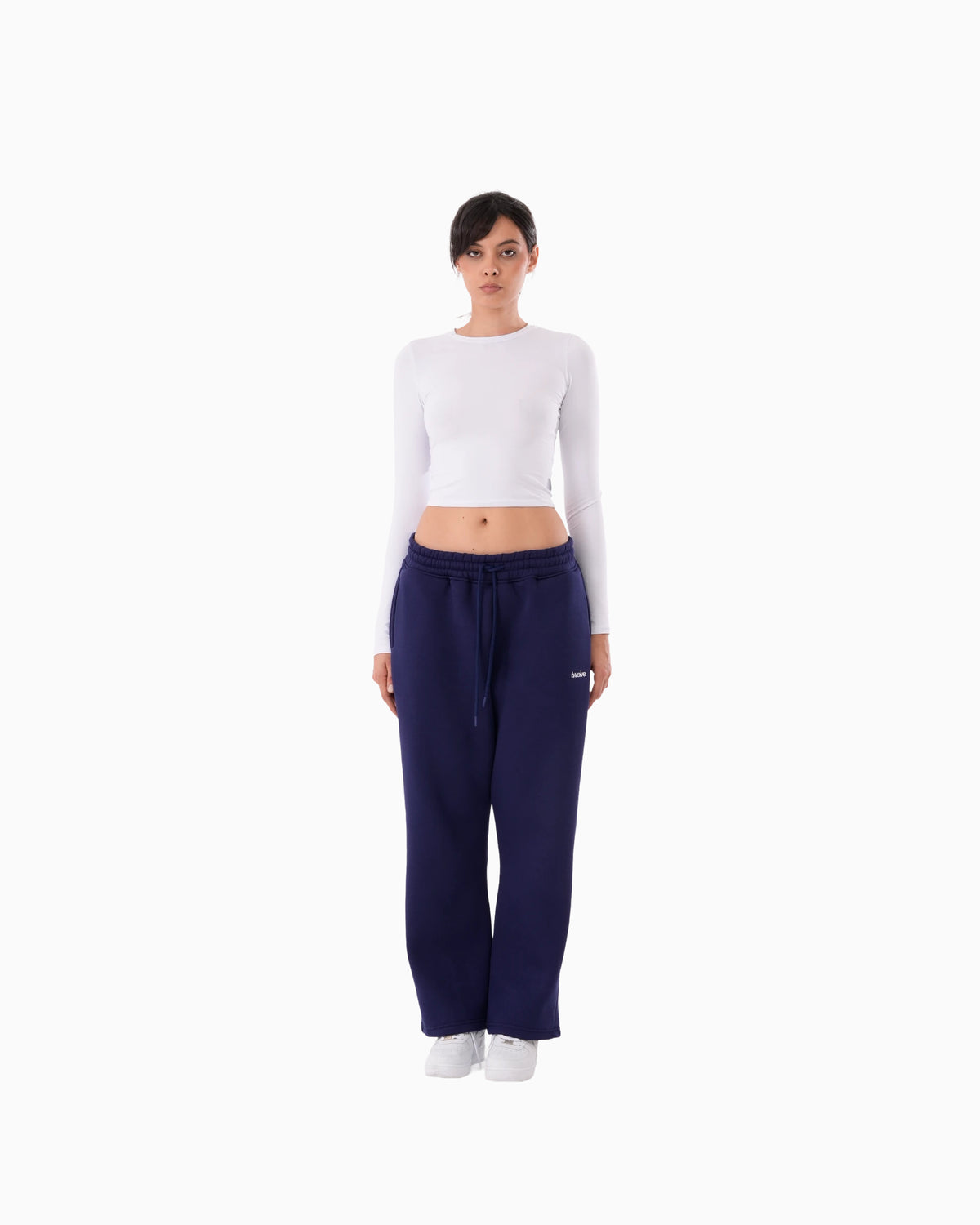 Twelve Sweatpant – Orbit Blue – model üzerinde