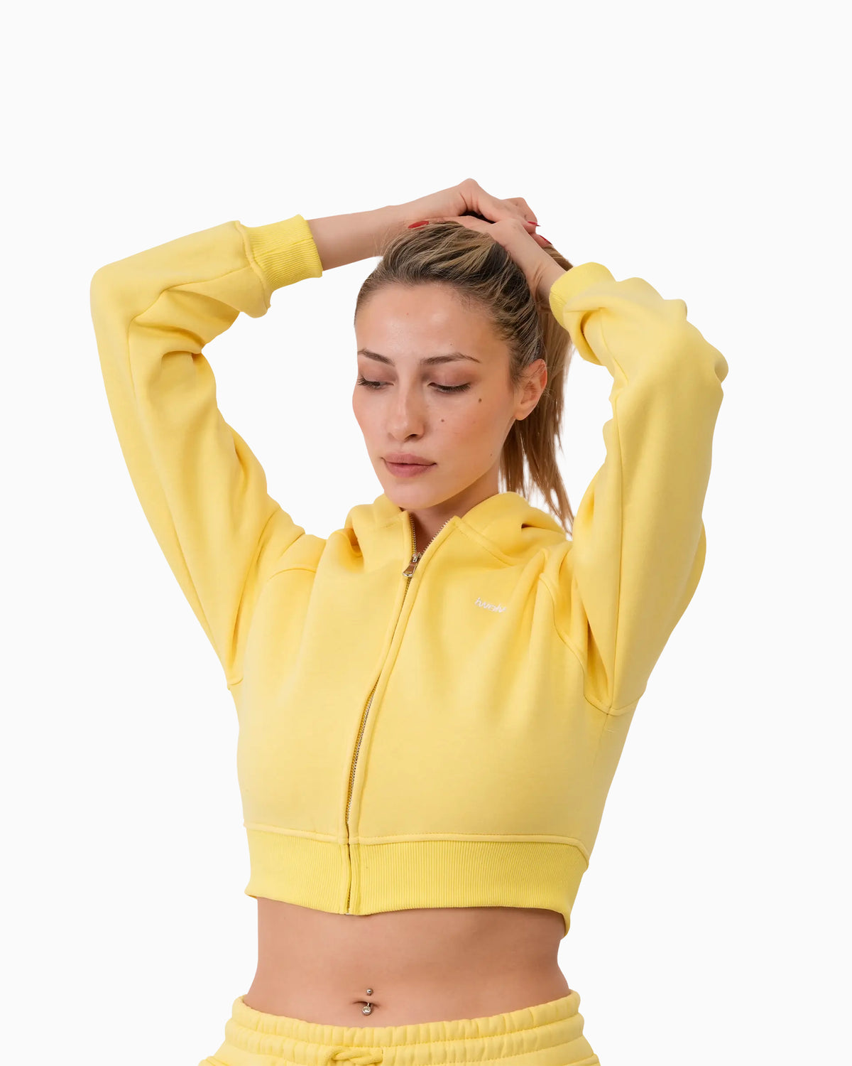 Twelve Cropped Zip Hoodie – Buttercream – model üzerinde