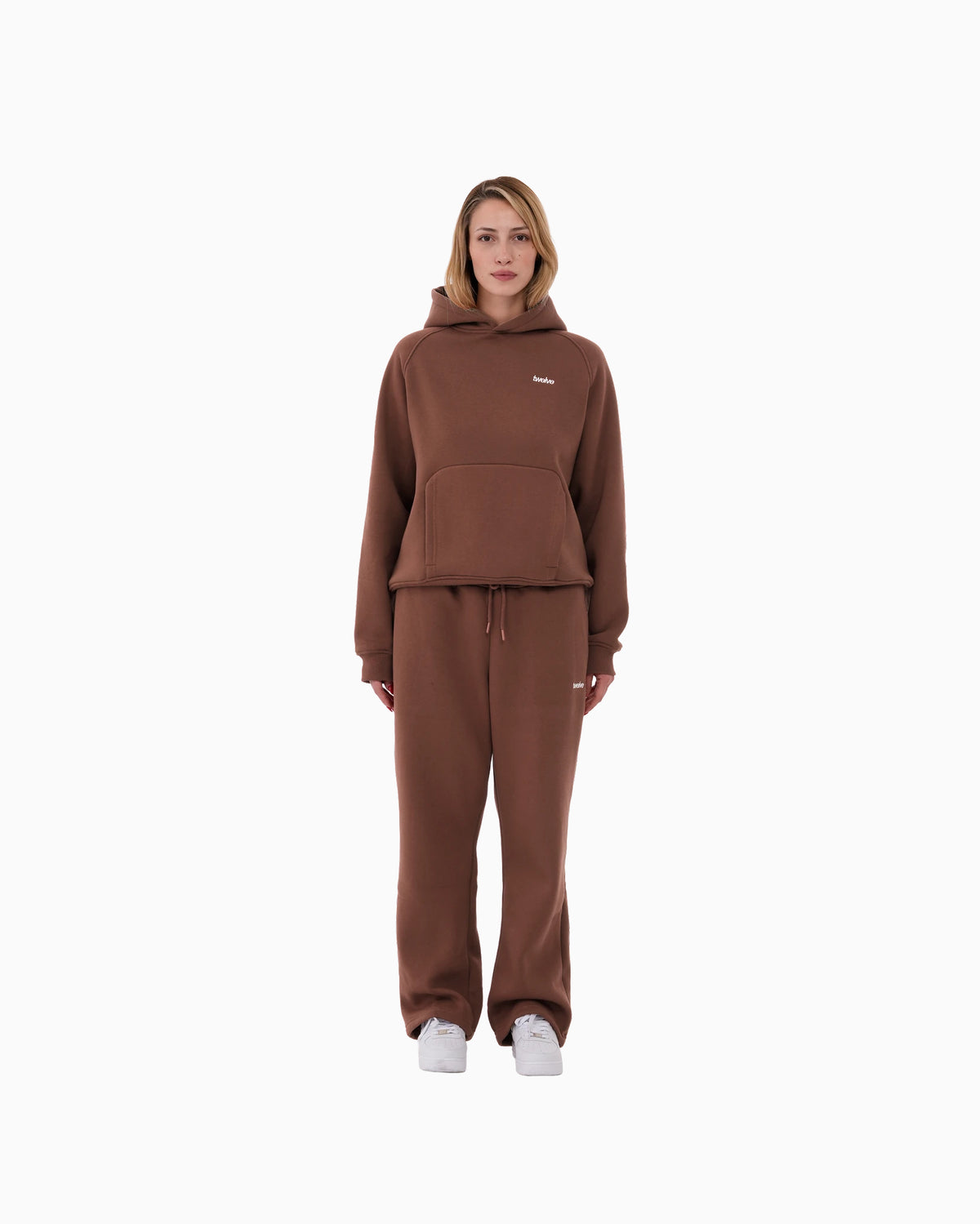 Twelve Hoodie – Chocolate Brown – model üzerinde
