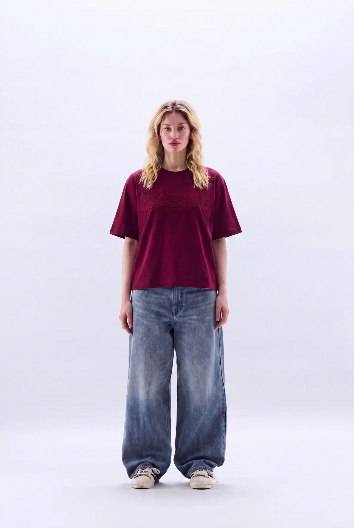 Twelve Distress Tee – Wine Red – model üzerinde