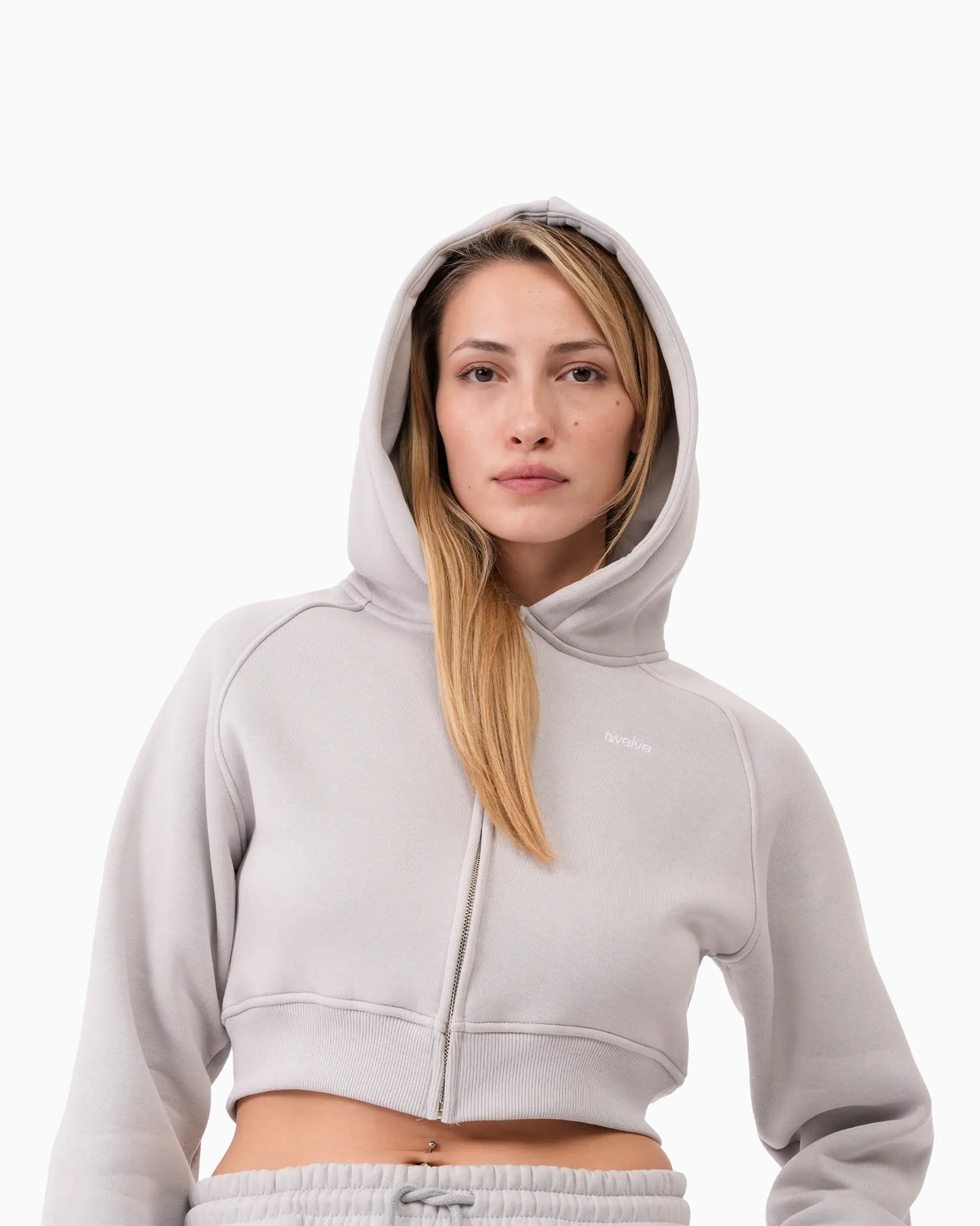 Twelve Cropped Zip Hoodie – Smoke Grey – model üzerinde