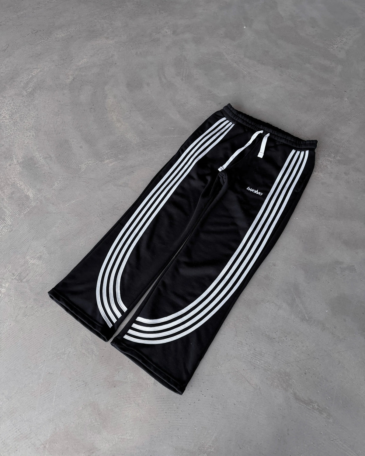 Twelve Stris Sweatpant – Black – ürün görseli