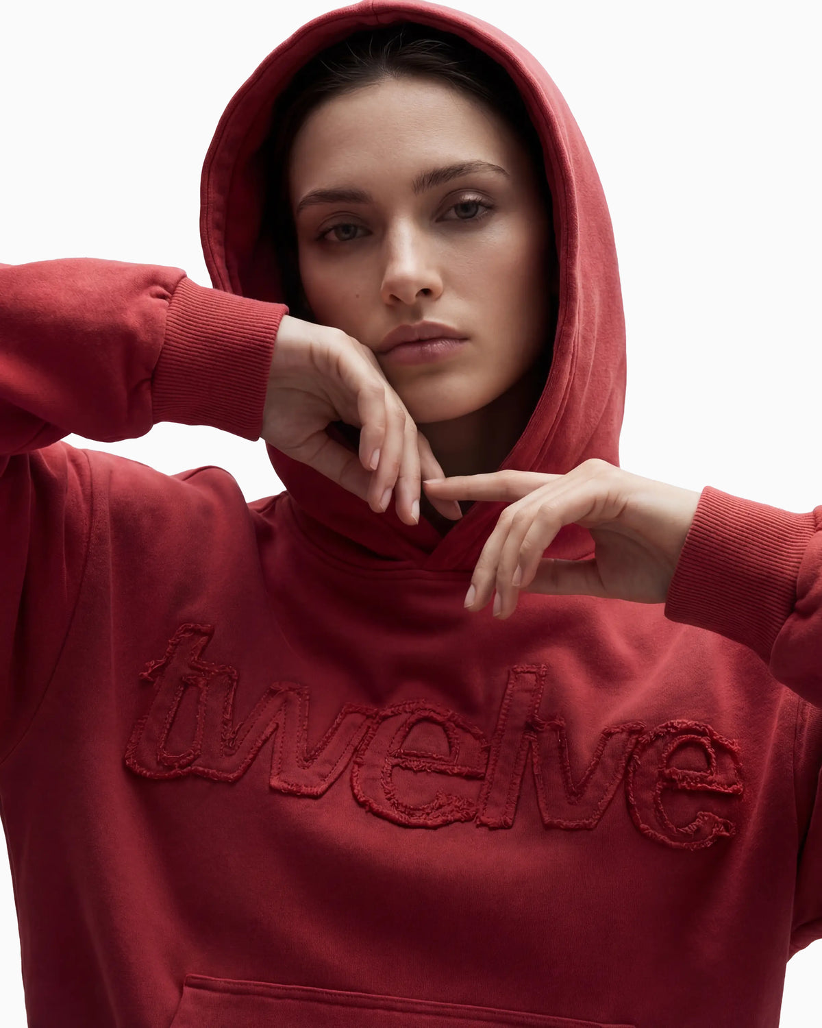 Twelve Distress Hoodie – Wine Red – model üzerinde