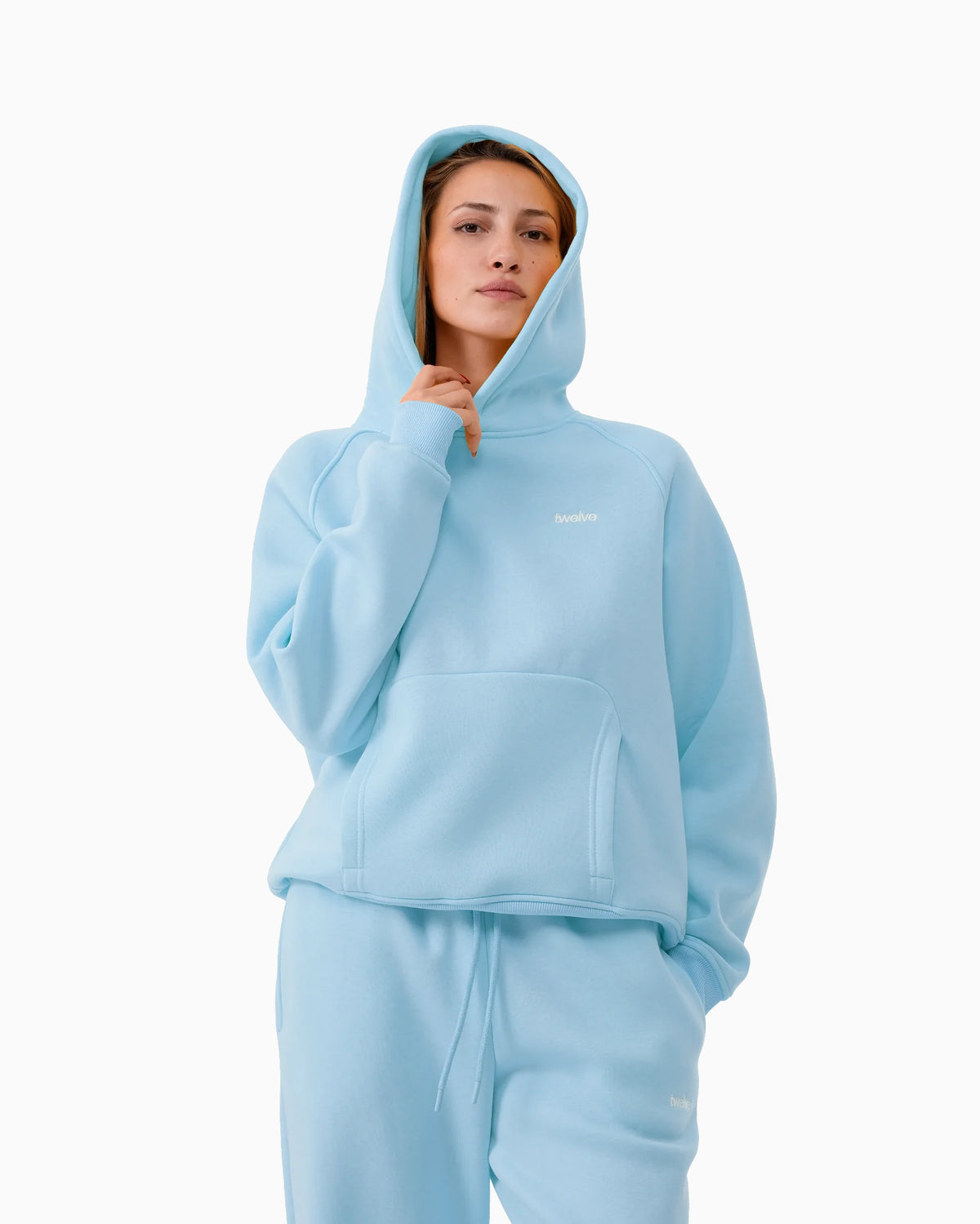 Twelve Hoodie – Baby Blue – model üzerinde