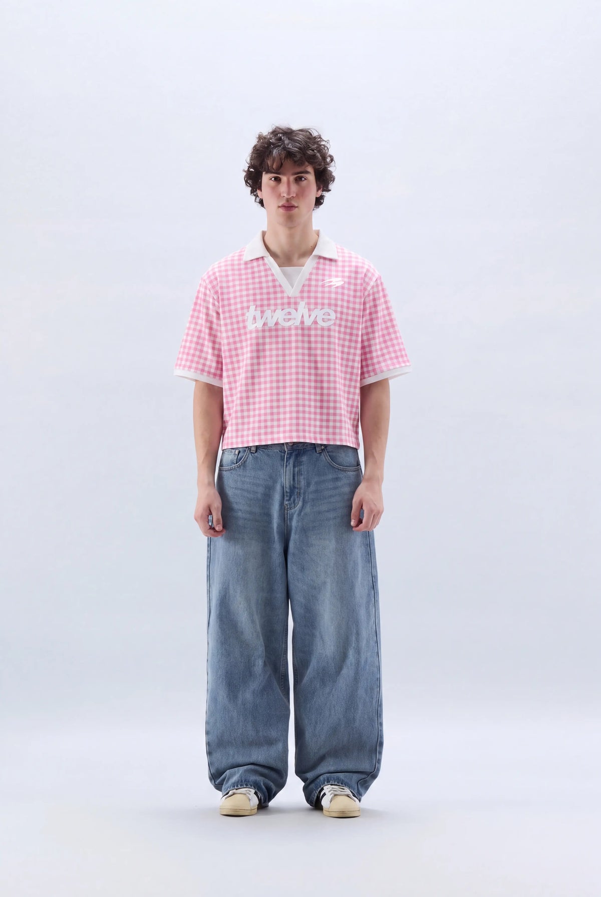 Twelve Club Tee – Baby Pink – model üzerinde