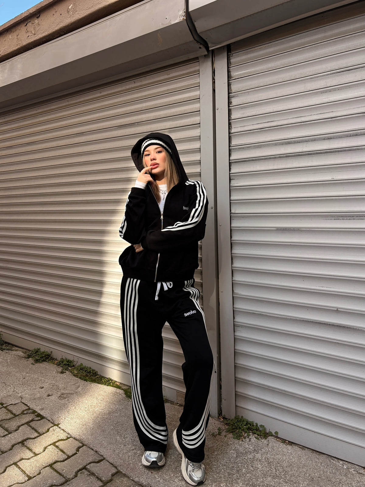 Twelve Stris Sweatpant – Black – model üzerinde, dış mekân