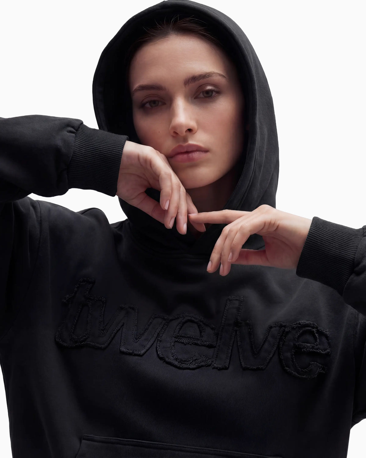 Twelve Distress Hoodie – Black – model üzerinde