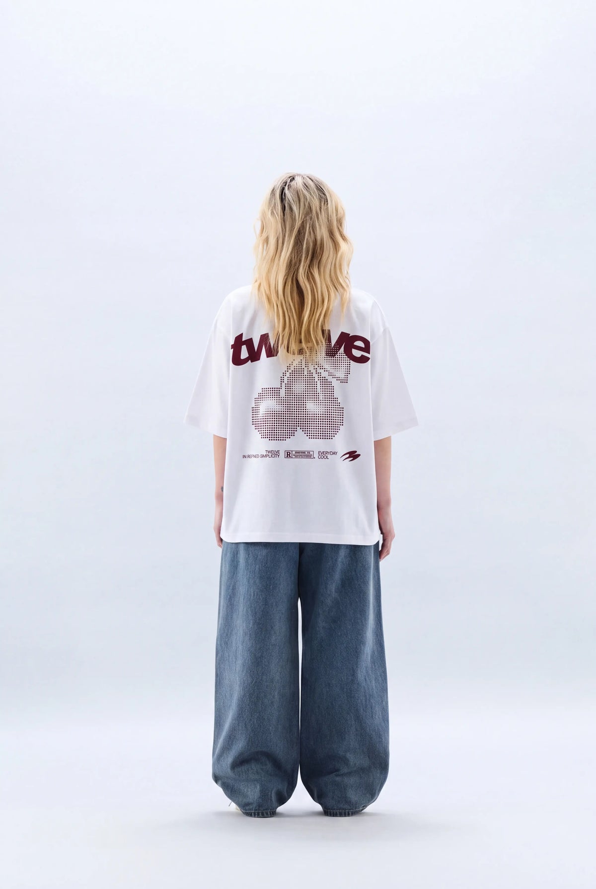 Twelve Cherry Club Tee – model üzerinde