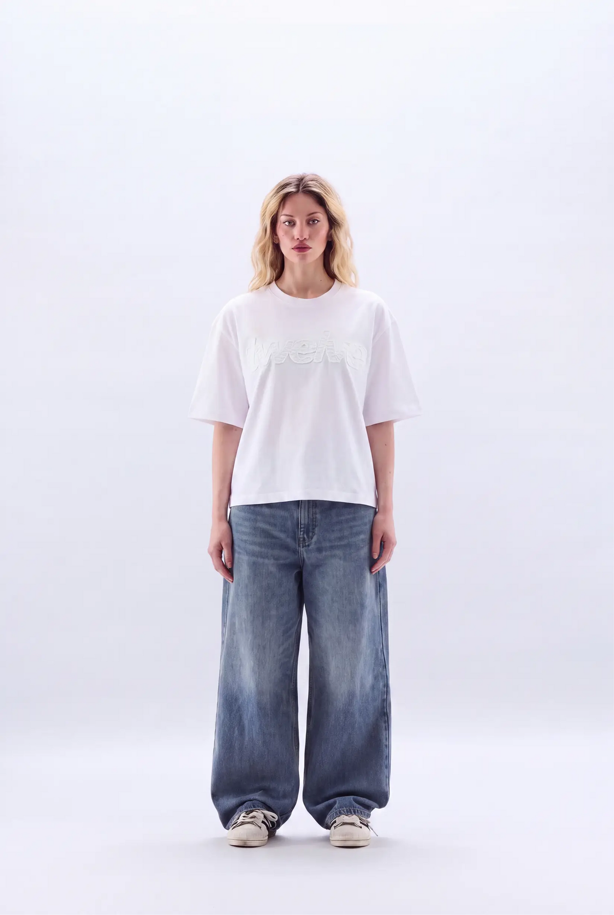 Twelve Distress Tee – Off White – model üzerinde