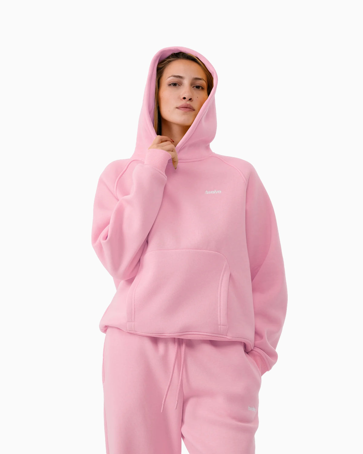 Twelve Hoodie – Baby Pink – model üzerinde