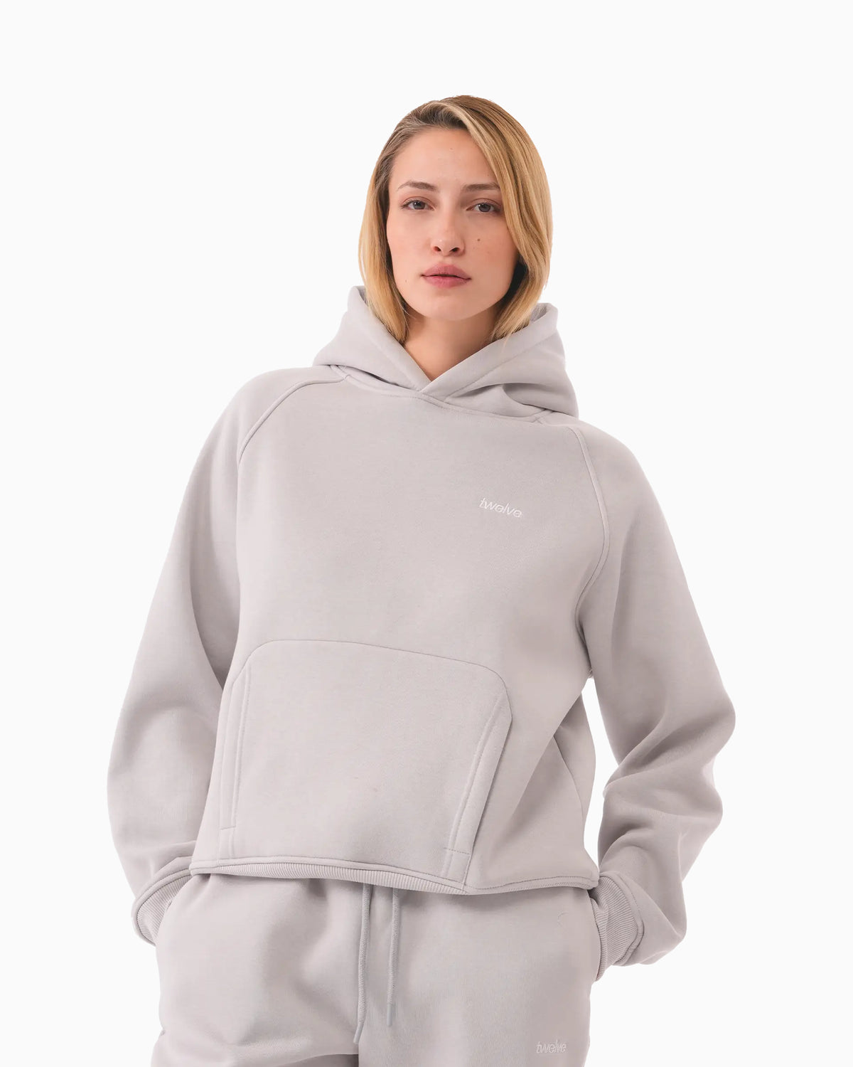 Twelve Hoodie – Smoke Grey – model üzerinde