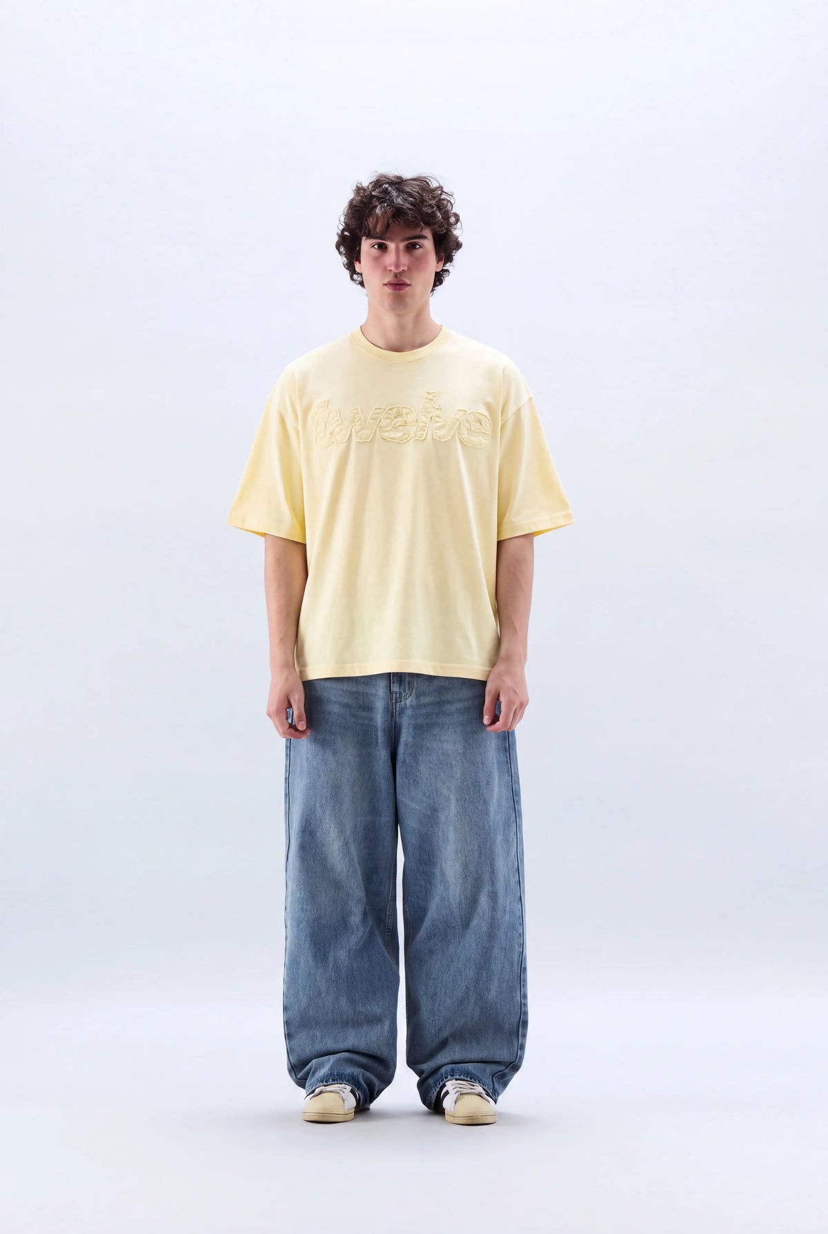 Twelve Distress Tee – Lemon – model üzerinde