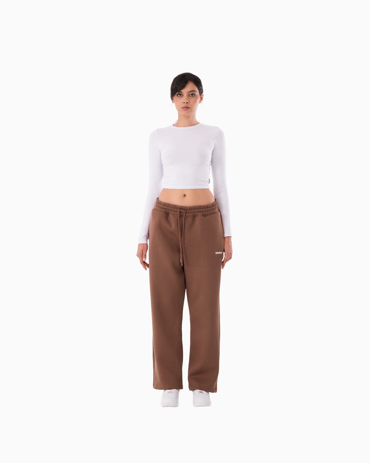 Twelve Sweatpant – Chocolate Brown – model üzerinde