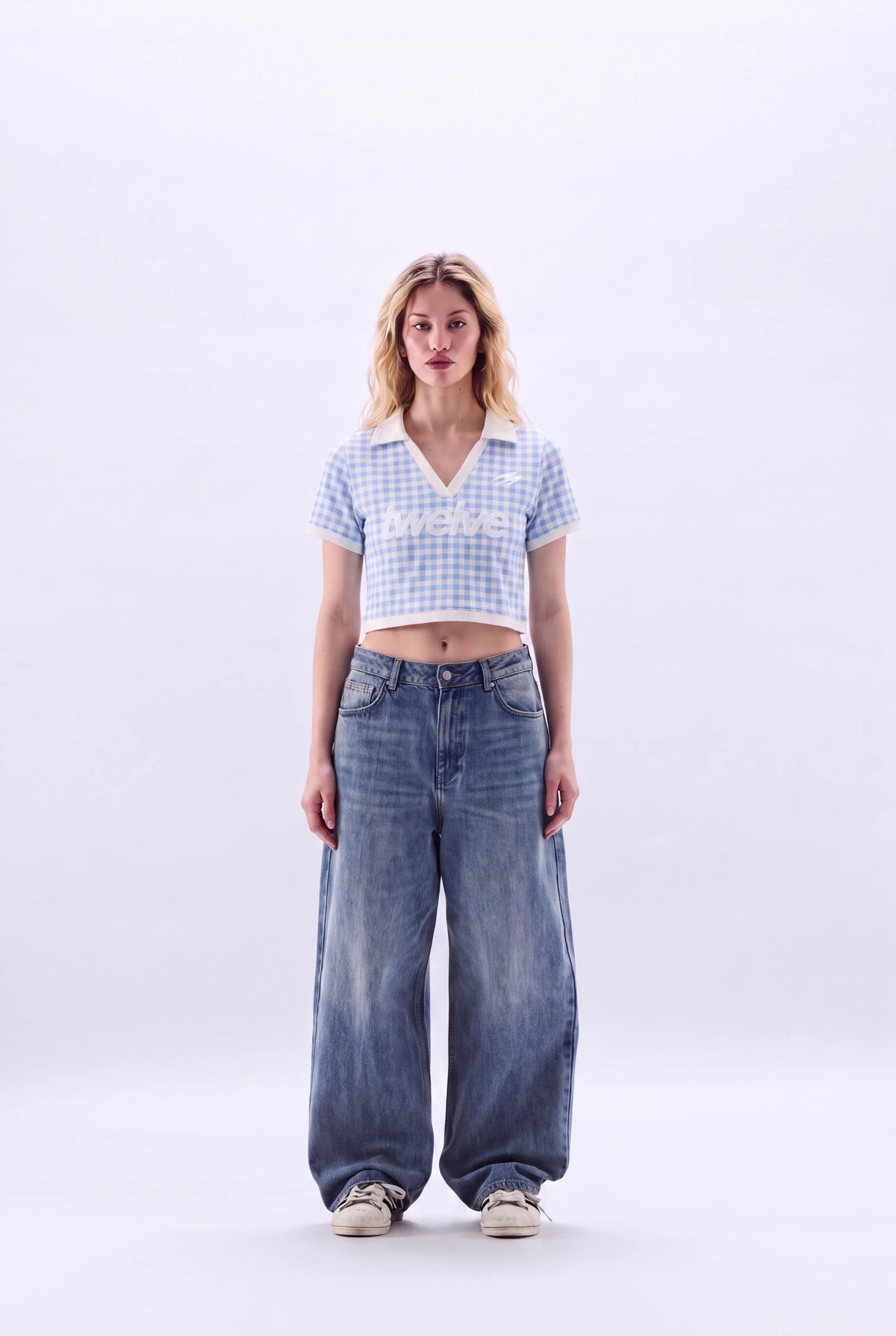 Twelve Club Cropped Tee – Baby Blue – model üzerinde