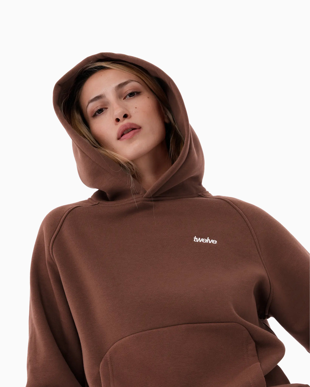 Twelve Hoodie – Chocolate Brown – model üzerinde