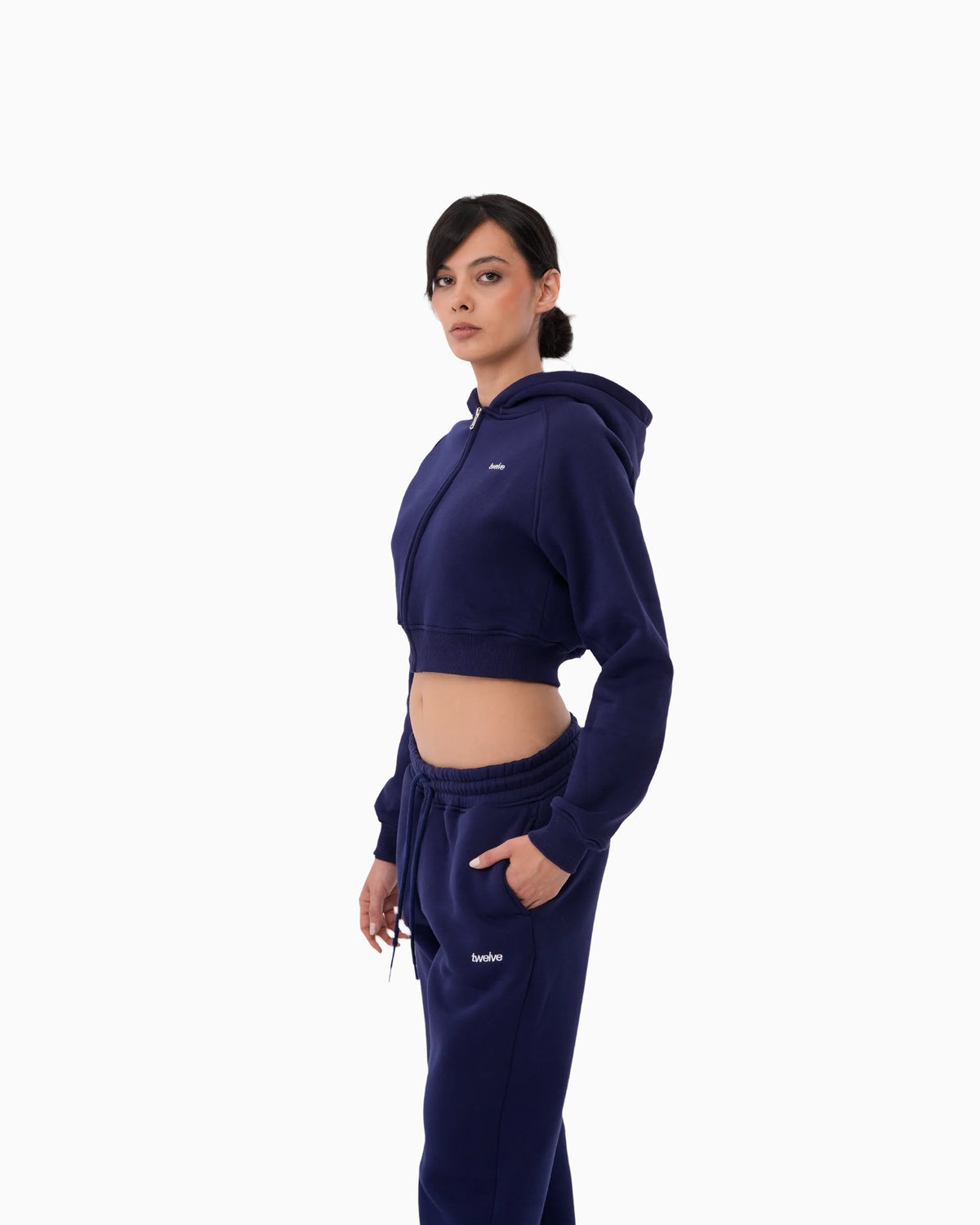 Twelve Cropped Zip Hoodie – Orbit Blue – model üzerinde