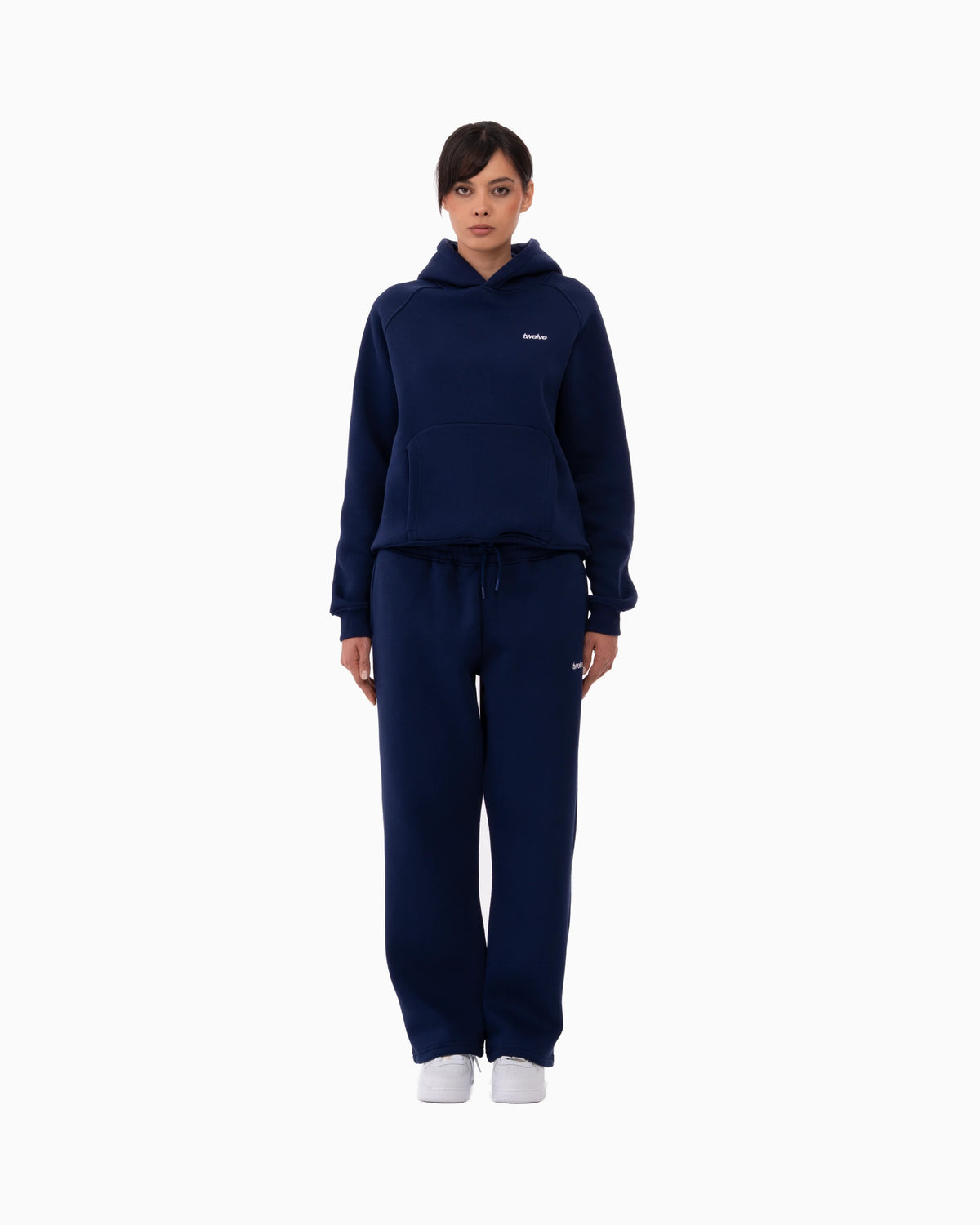 Twelve Hoodie – Orbit Blue – model üzerinde