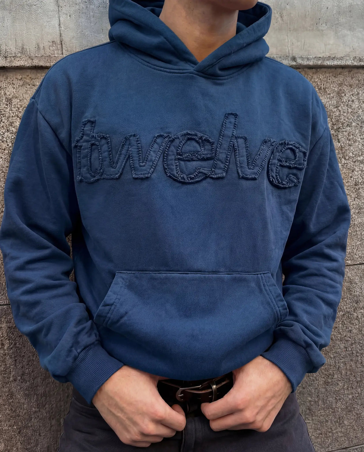 Twelve Distress Hoodie – Orbit Blue – model üzerinde, dış mekân