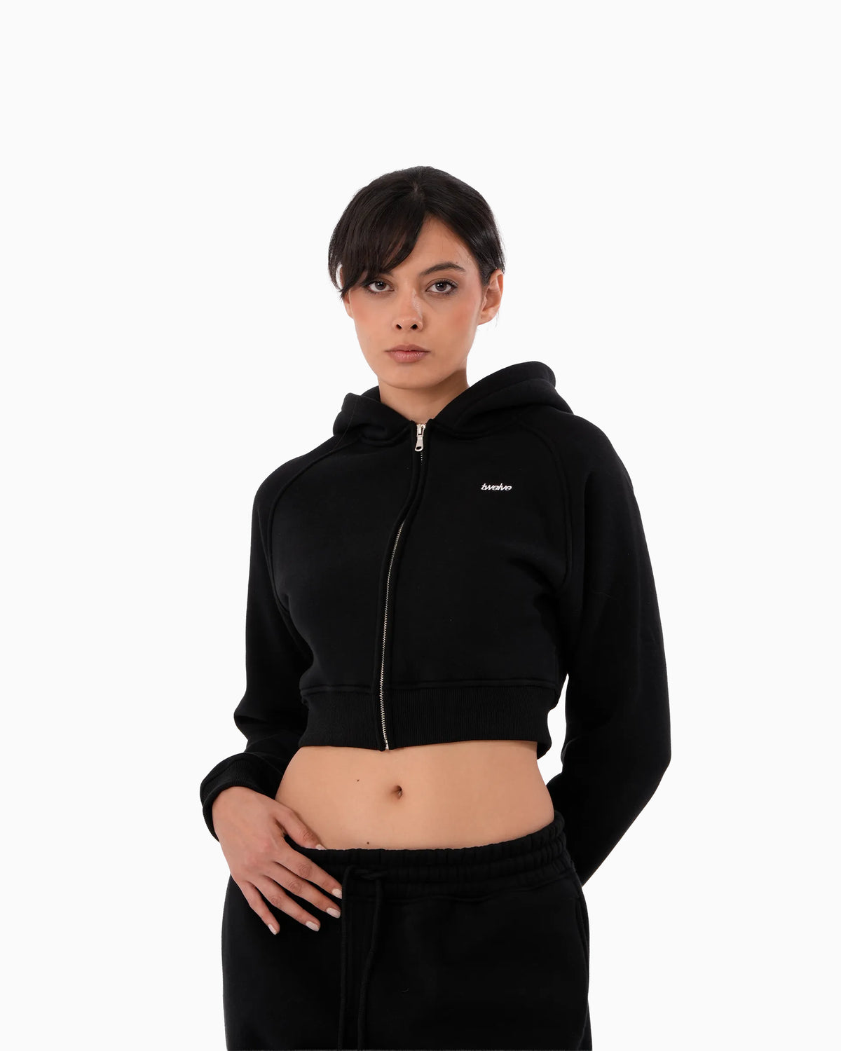 Twelve Cropped Zip Hoodie – Black – model üzerinde