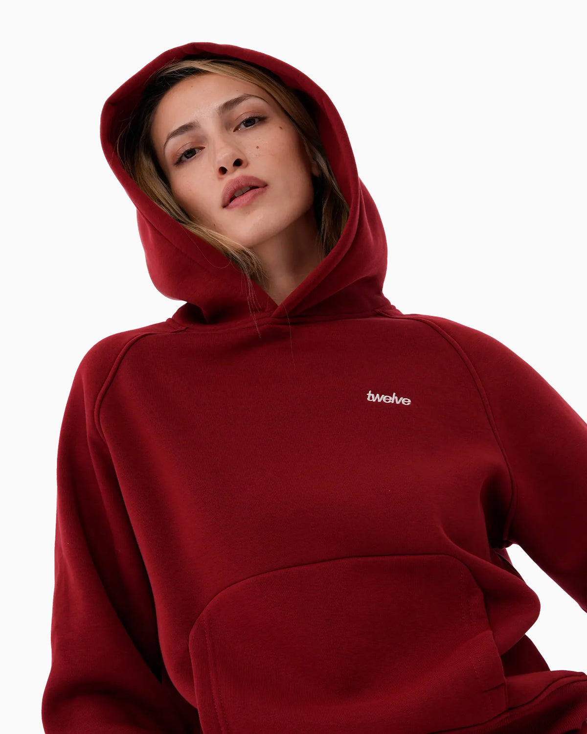 Twelve Hoodie – Wine Red – model üzerinde