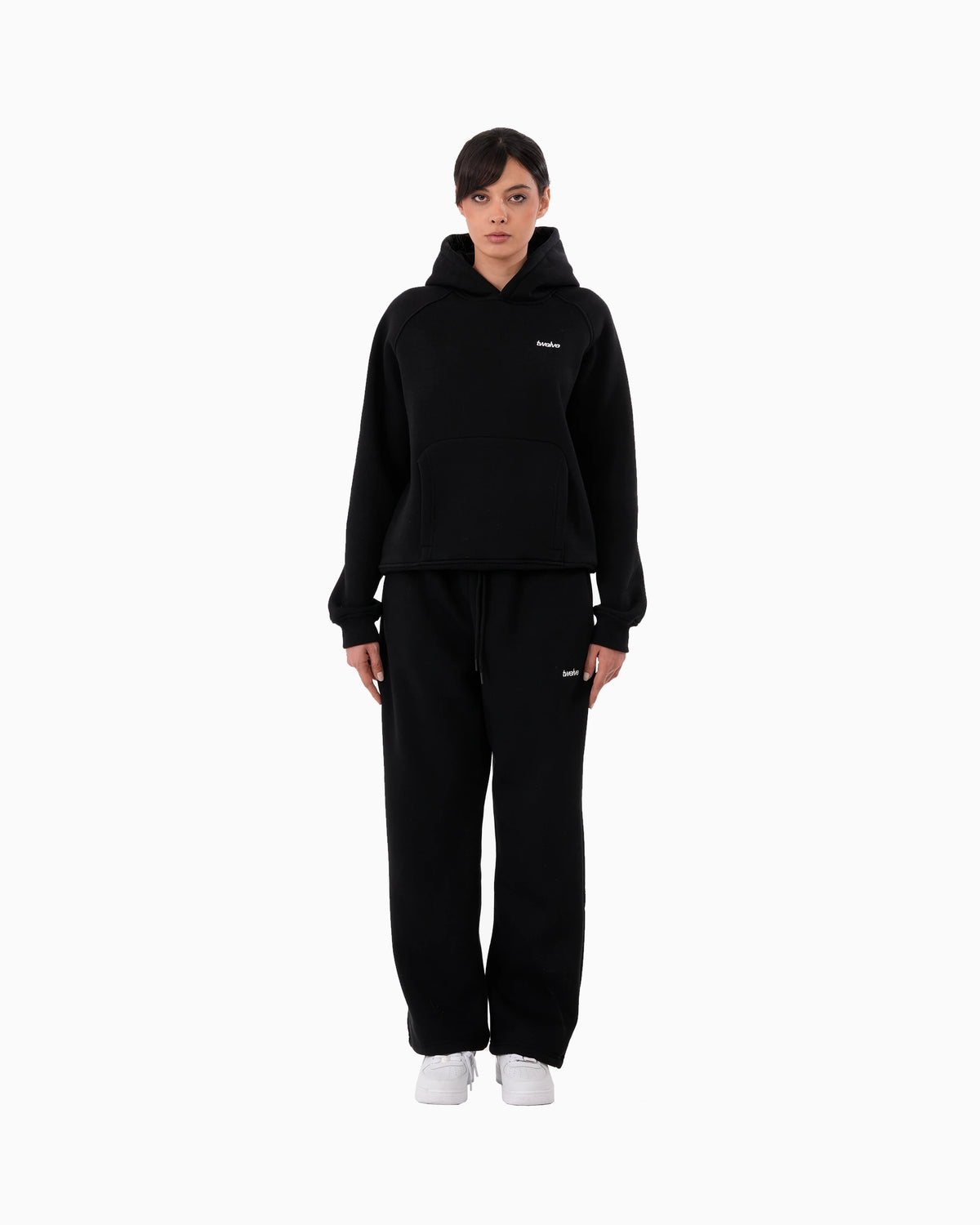 Twelve Hoodie – Black – model üzerinde