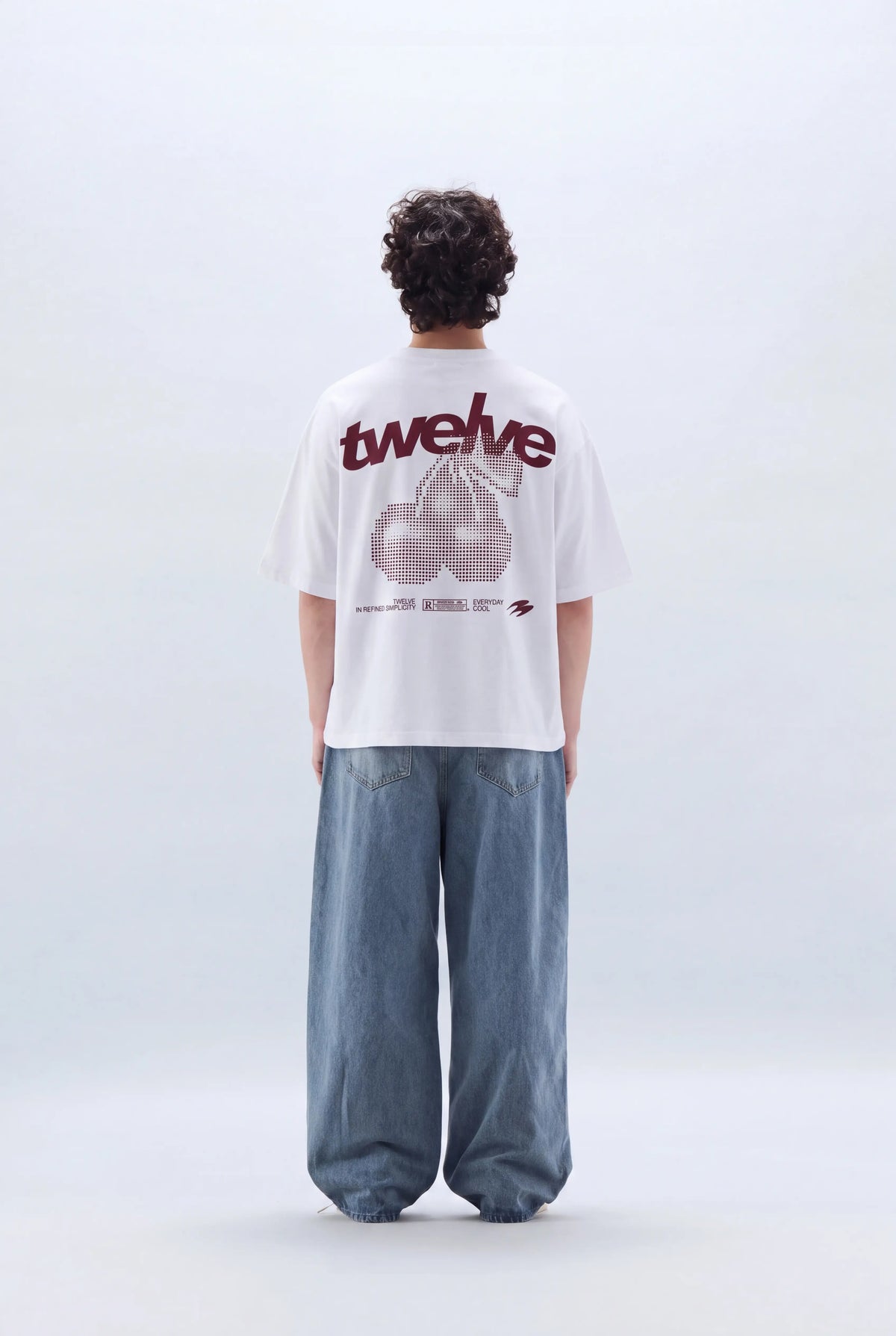 Twelve Cherry Club Tee – model üzerinde
