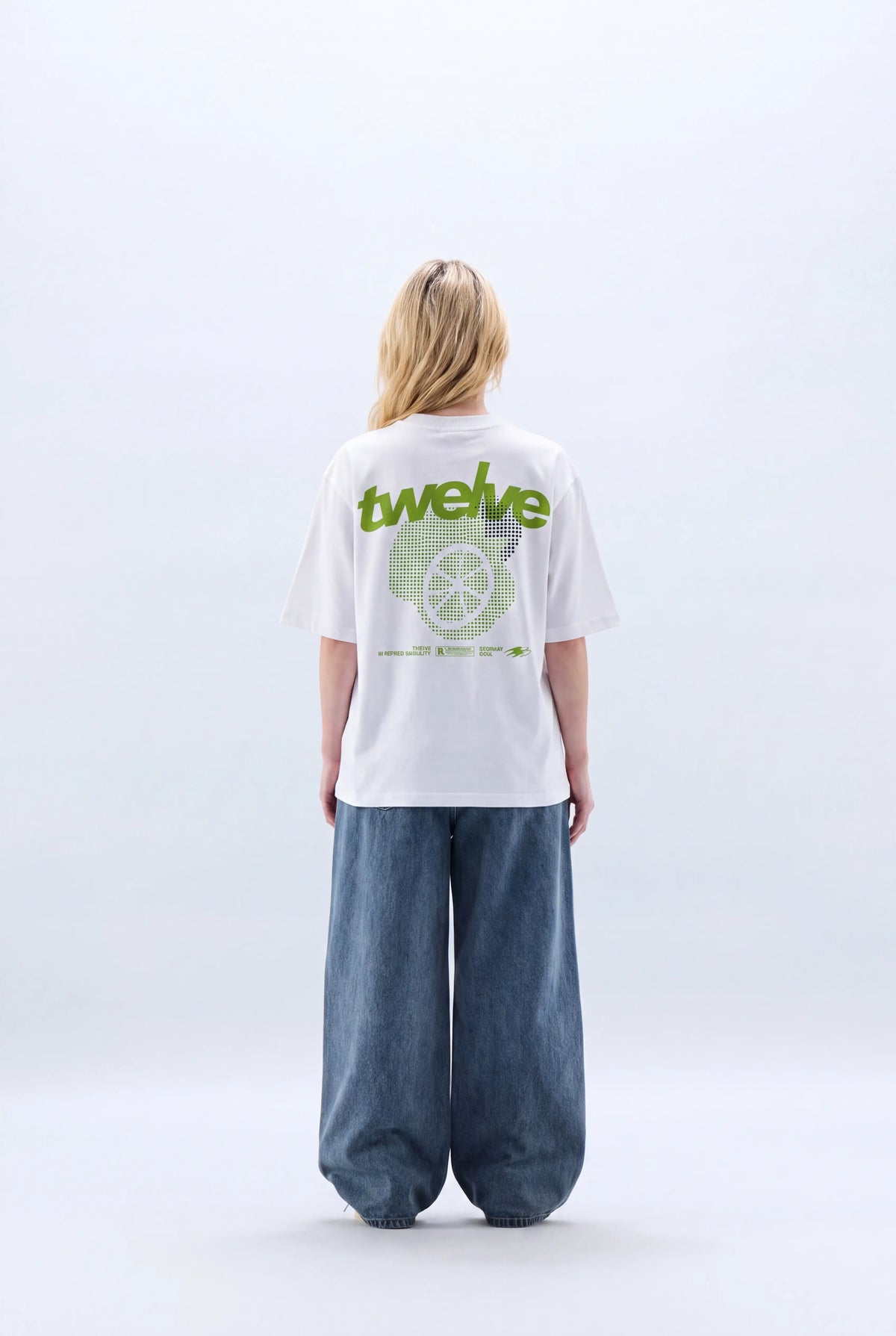 Twelve Limeade Tee – model üzerinde