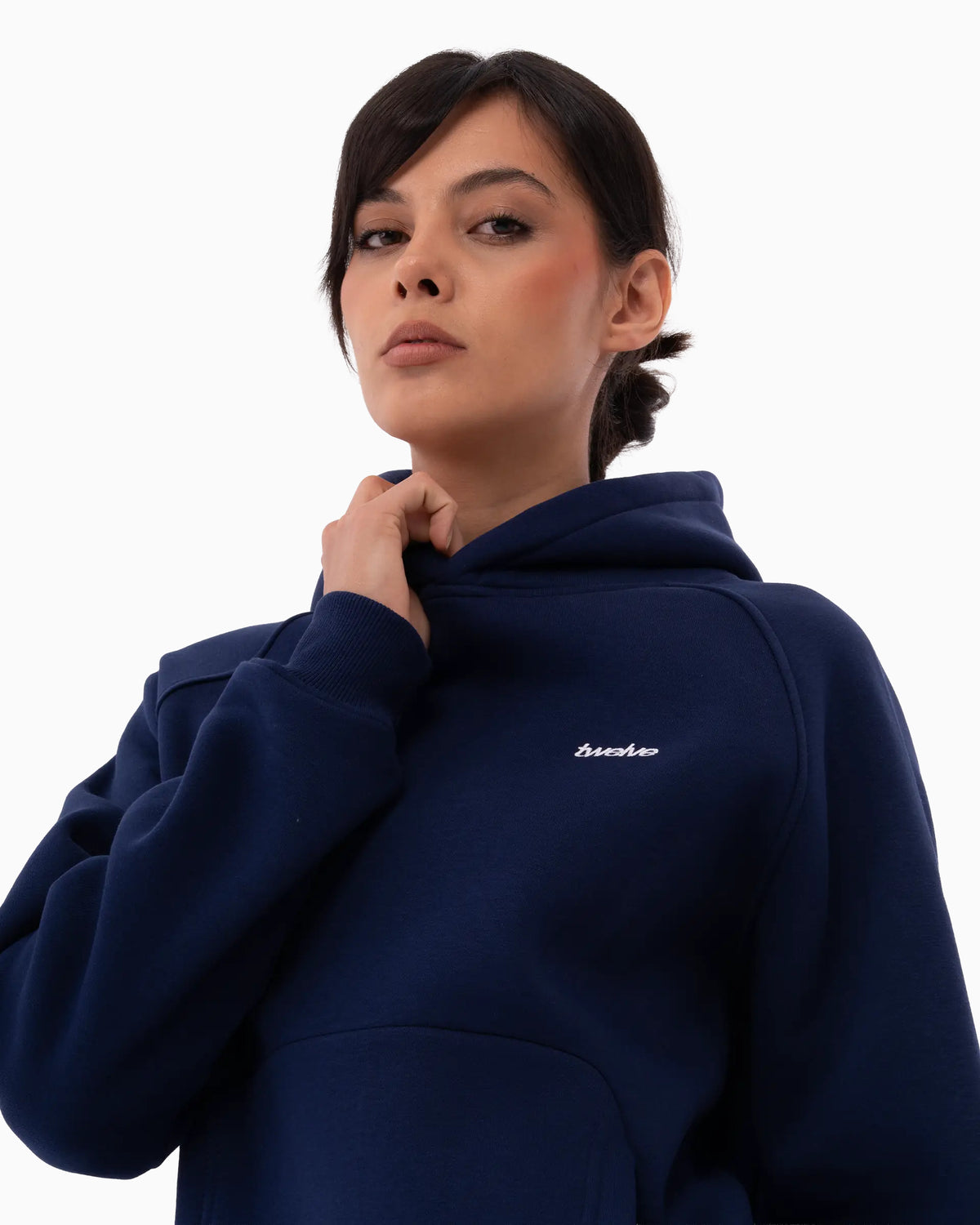 Twelve Hoodie – Orbit Blue – model üzerinde