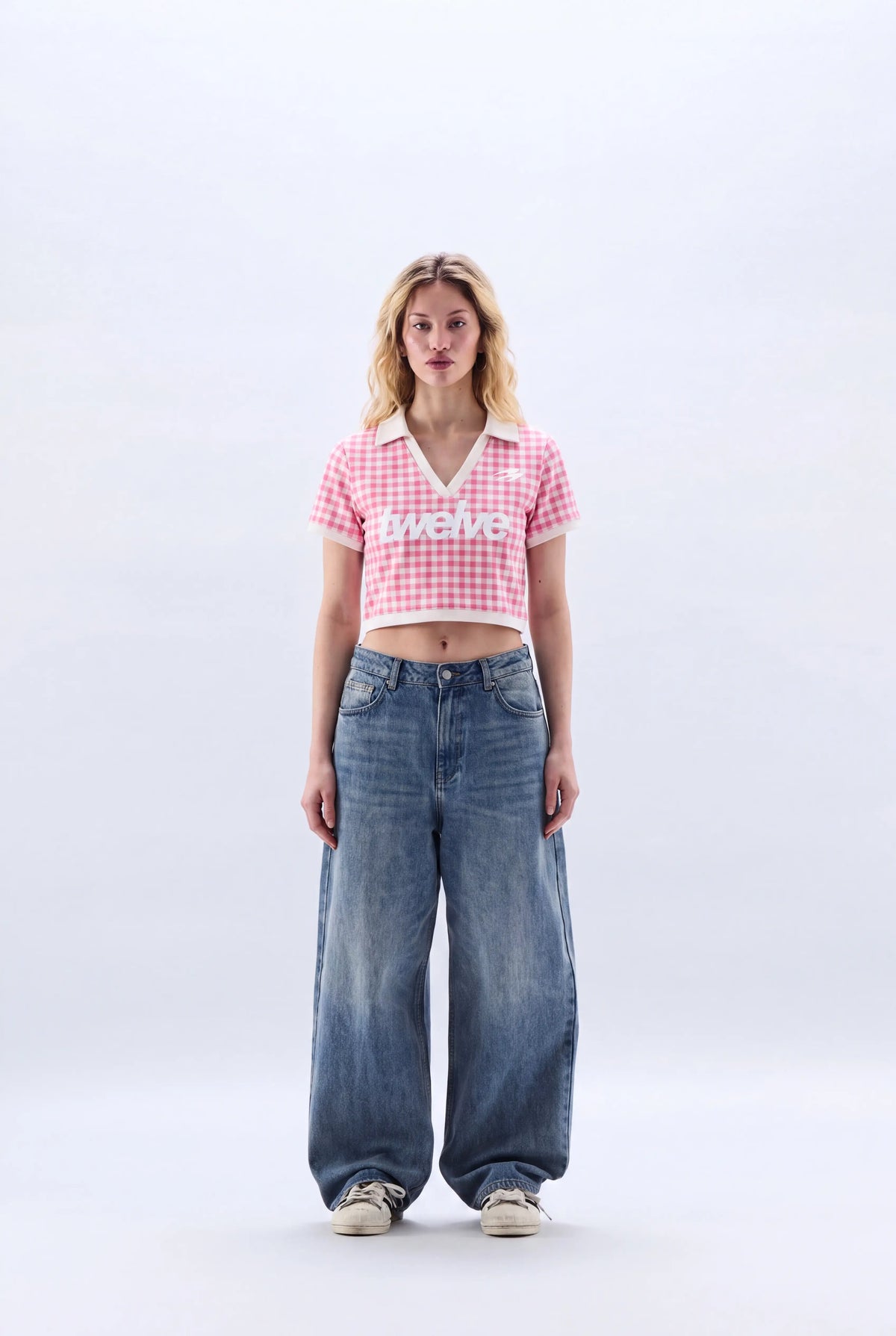 Twelve Club Cropped Tee – Baby Pink – model üzerinde